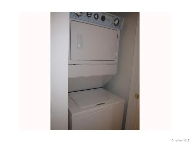 There's a washer/dryer within apt There's a washer/dryer within apt