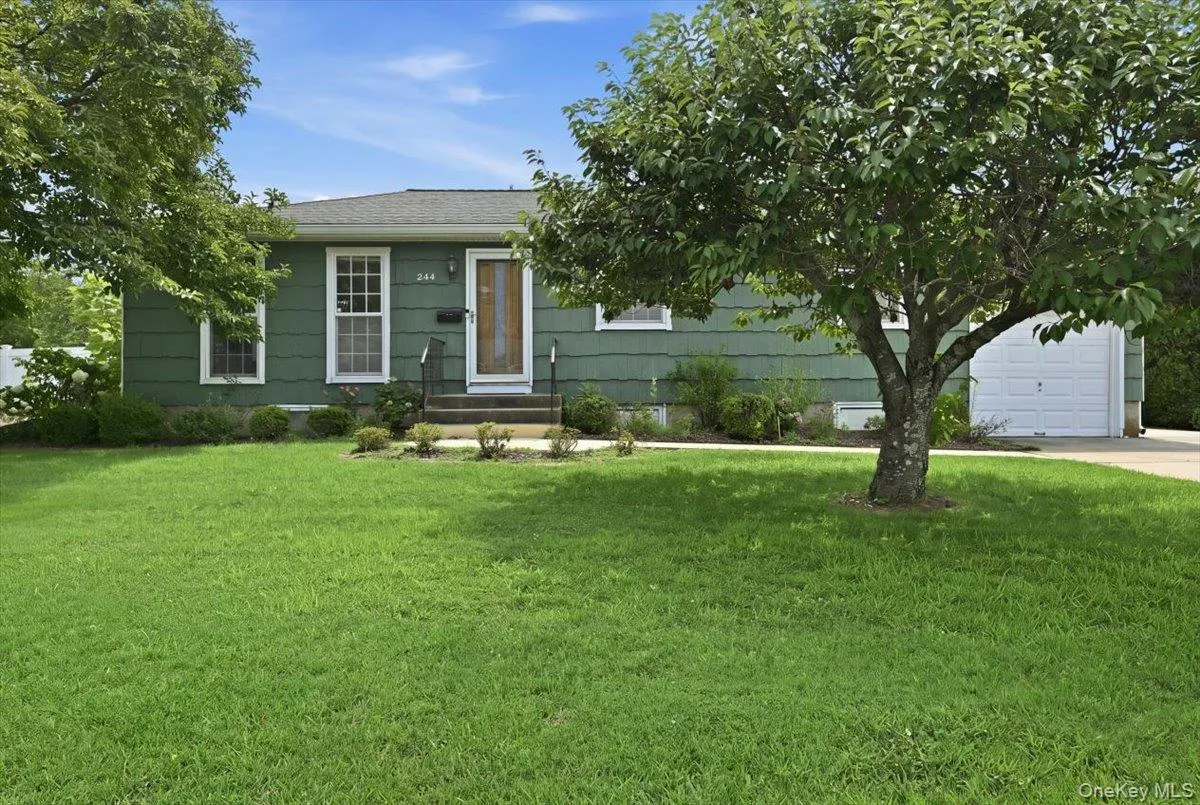 244 Neptune Avenue, Babylon, NY, 3 Bedrooms Bedrooms, 8 Rooms Rooms,2 BathroomsBathrooms,Residential,For Rent,Neptune,0,1038304 244 Neptune Avenue, Babylon, NY, 3 Bedrooms Bedrooms, 8 Rooms Rooms,2 BathroomsBathrooms,Residential,For Rent,Neptune,0,1038304