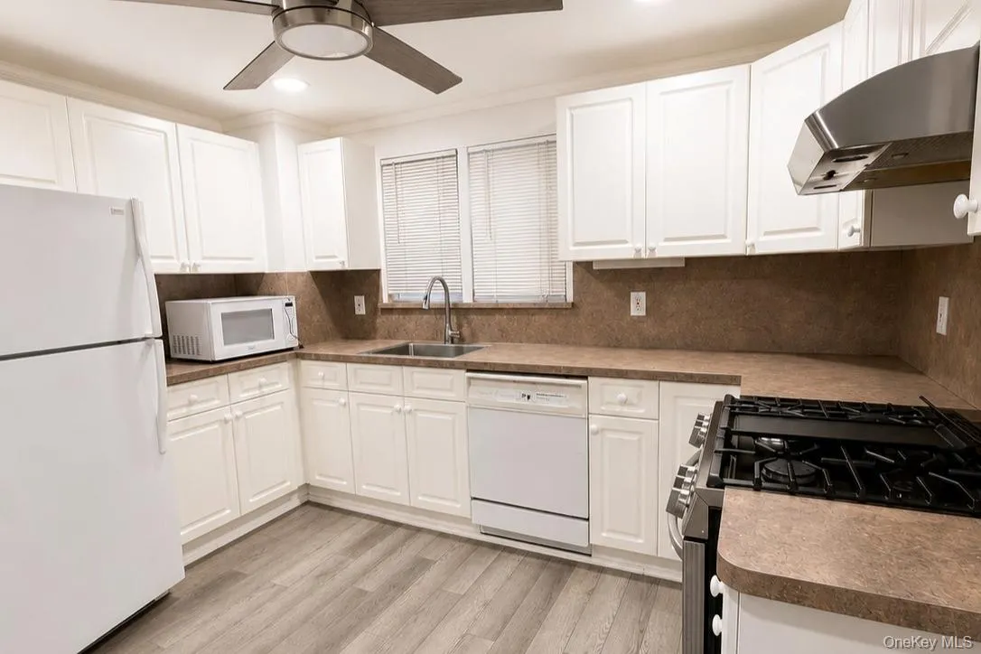 4 Brown Street, West Babylon, NY, 5 Bedrooms Bedrooms, 12 Rooms Rooms,4 BathroomsBathrooms,Residential,For Rent,Brown,0,1038308 4 Brown Street, West Babylon, NY, 5 Bedrooms Bedrooms, 12 Rooms Rooms,4 BathroomsBathrooms,Residential,For Rent,Brown,0,1038308