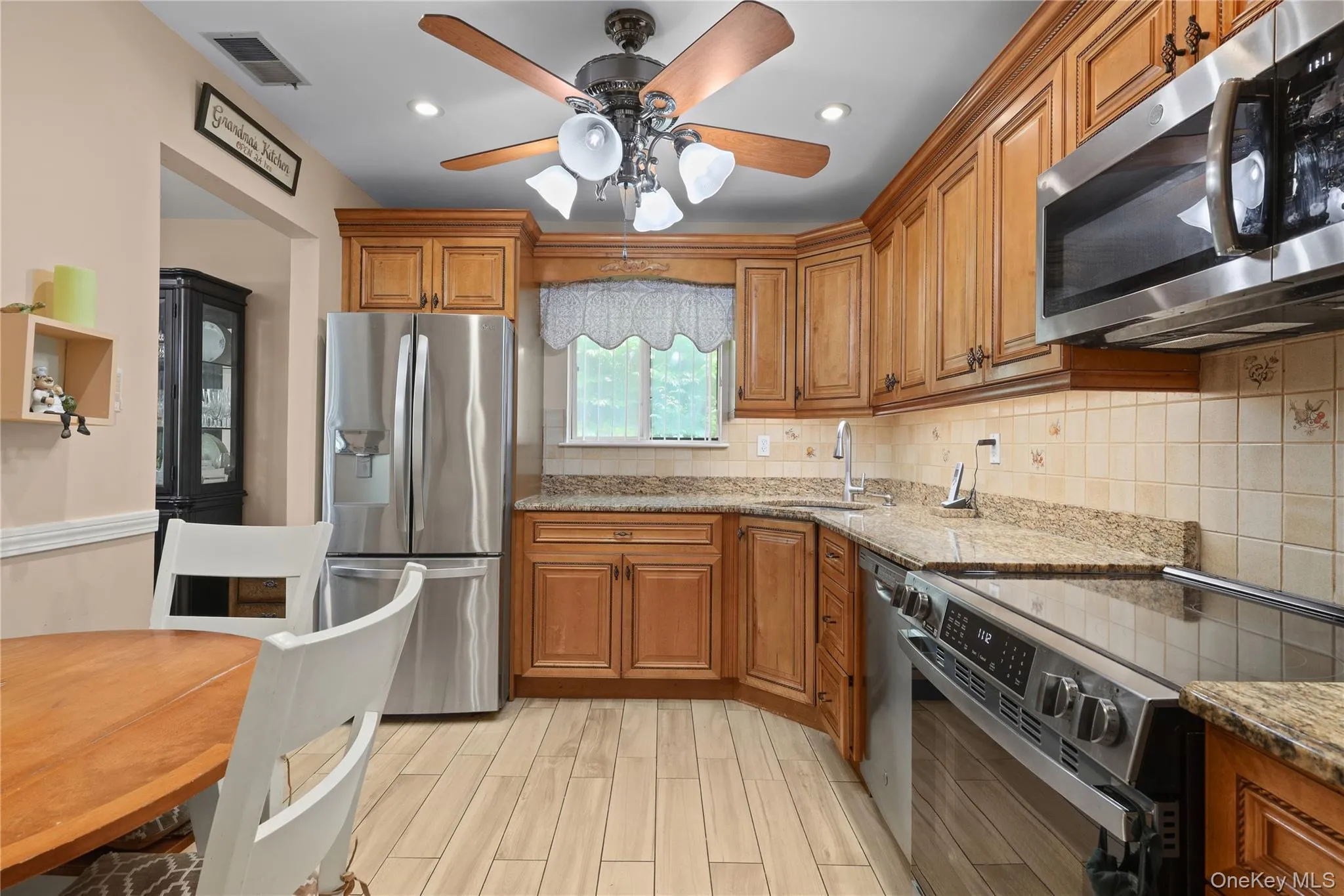 Kitchen has been nicely updated Kitchen has been nicely updated
