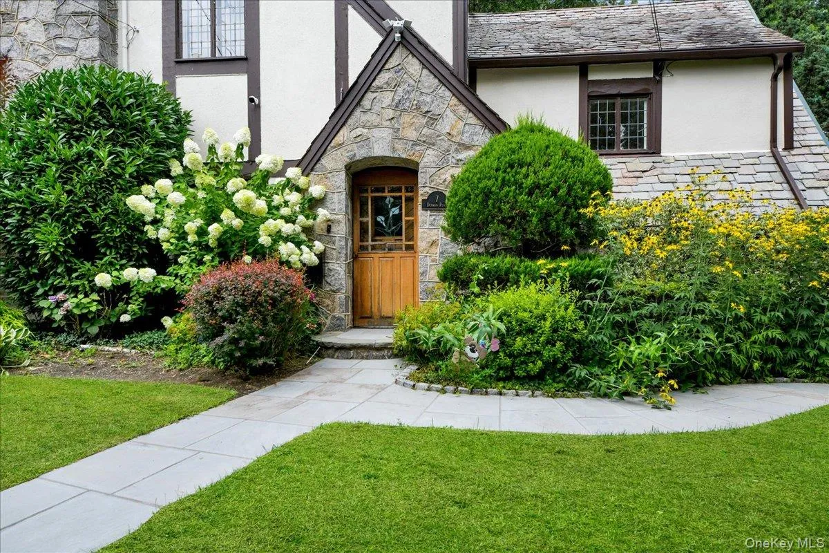 7 Denman Place, Mount Vernon, NY, 5 Bedrooms Bedrooms, 11 Rooms Rooms,4 BathroomsBathrooms,Residential,For Rent,Denman,0,1038366 7 Denman Place, Mount Vernon, NY, 5 Bedrooms Bedrooms, 11 Rooms Rooms,4 BathroomsBathrooms,Residential,For Rent,Denman,0,1038366