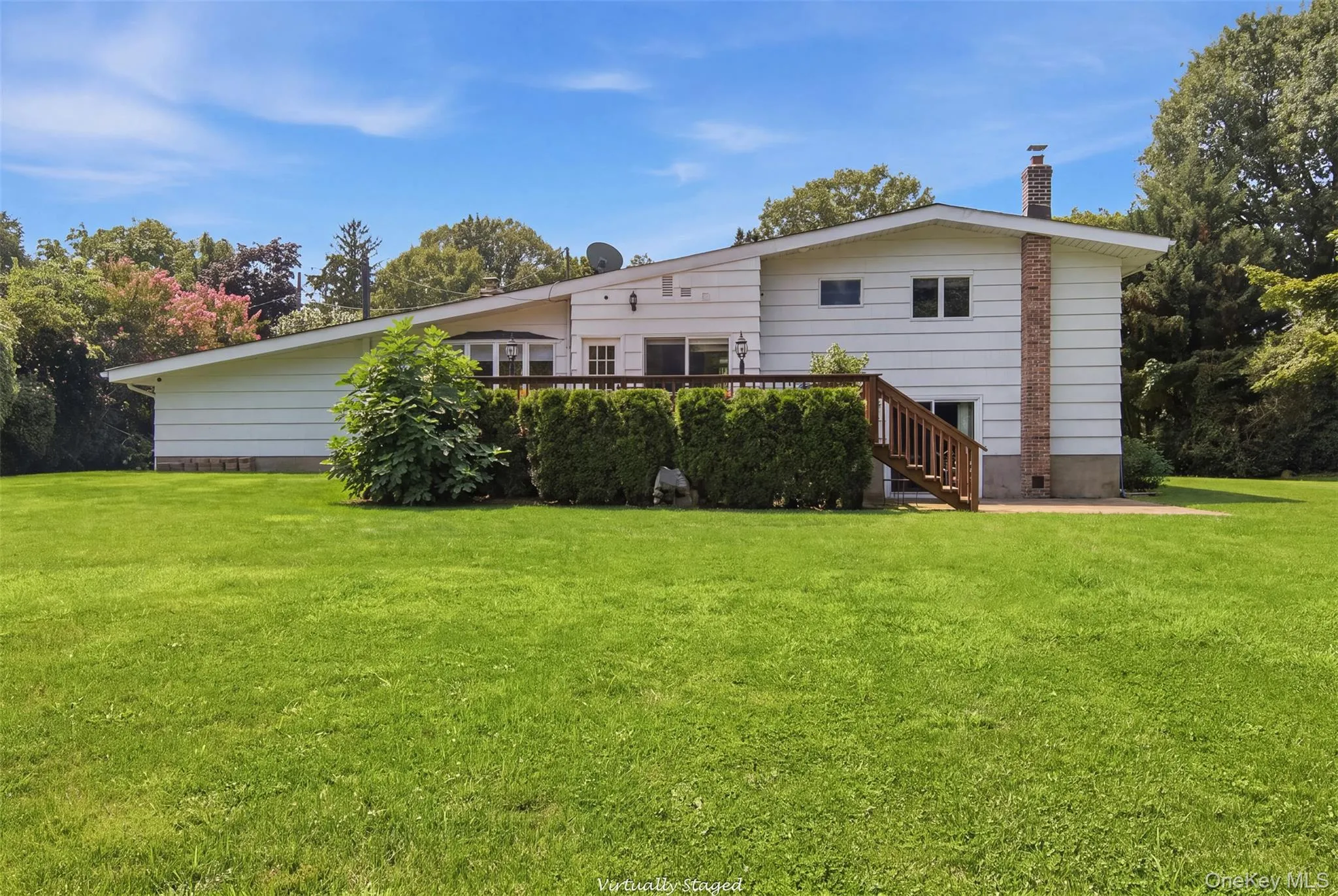 Expansive grounds with mature landscaping and lush lawn Expansive grounds with mature landscaping and lush lawn