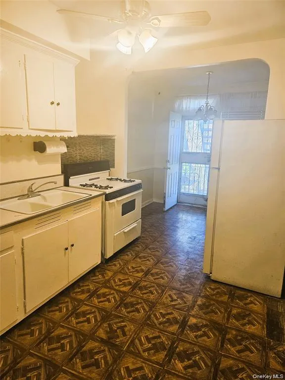 664 Remsen Avenue, New York, NY, 2 Bedrooms Bedrooms, 3 Rooms Rooms,1 BathroomBathrooms,Residential Lease,For Rent,Remsen,0,1038424 664 Remsen Avenue, New York, NY, 2 Bedrooms Bedrooms, 3 Rooms Rooms,1 BathroomBathrooms,Residential Lease,For Rent,Remsen,0,1038424