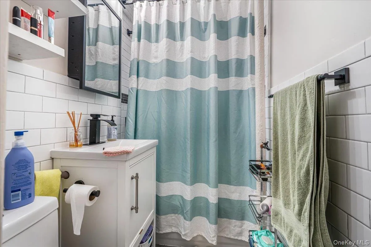 21-05 33rd Street, New York, NY, 1 Bedroom Bedrooms, 3 Rooms Rooms,1 BathroomBathrooms,Residential Lease,For Rent,33rd,0,1038440 21-05 33rd Street, New York, NY, 1 Bedroom Bedrooms, 3 Rooms Rooms,1 BathroomBathrooms,Residential Lease,For Rent,33rd,0,1038440