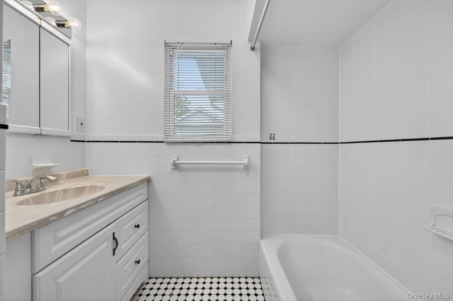 68A Graywood Road, North Hempstead, NY, 4 Bedrooms Bedrooms, 6 Rooms Rooms,2 BathroomsBathrooms,Residential Lease,For Rent,Graywood,0,1038454 68A Graywood Road, North Hempstead, NY, 4 Bedrooms Bedrooms, 6 Rooms Rooms,2 BathroomsBathrooms,Residential Lease,For Rent,Graywood,0,1038454