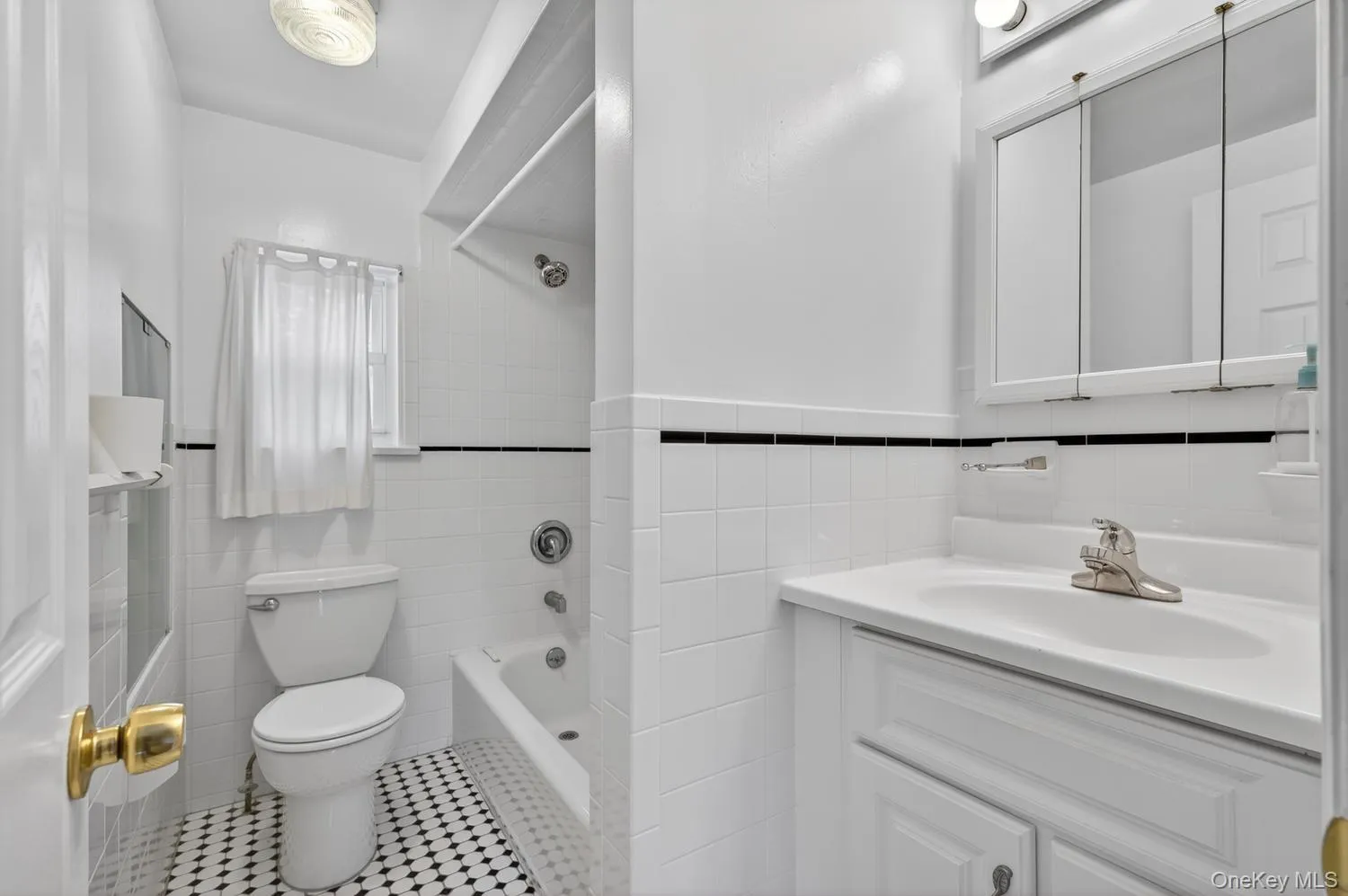 68A Graywood Road, North Hempstead, NY, 4 Bedrooms Bedrooms, 6 Rooms Rooms,2 BathroomsBathrooms,Residential Lease,For Rent,Graywood,0,1038454 68A Graywood Road, North Hempstead, NY, 4 Bedrooms Bedrooms, 6 Rooms Rooms,2 BathroomsBathrooms,Residential Lease,For Rent,Graywood,0,1038454