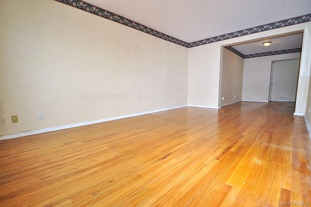 Sunny Living Room has hardwood floors, opens to the dining area and has Hudson River views. The living room is approx. 18'-11" x 11'-3". Sunny Living Room has hardwood floors, opens to the dining area and has Hudson River views. The living room is approx. 18'-11" x 11'-3".
