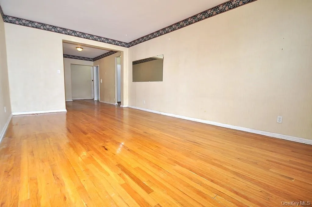 Sunny Living Room has hardwood floors, opens to the dining area and has Hudson River views. The living room is approx. 18'-11" x 11'-3". Sunny Living Room has hardwood floors, opens to the dining area and has Hudson River views. The living room is approx. 18'-11" x 11'-3".