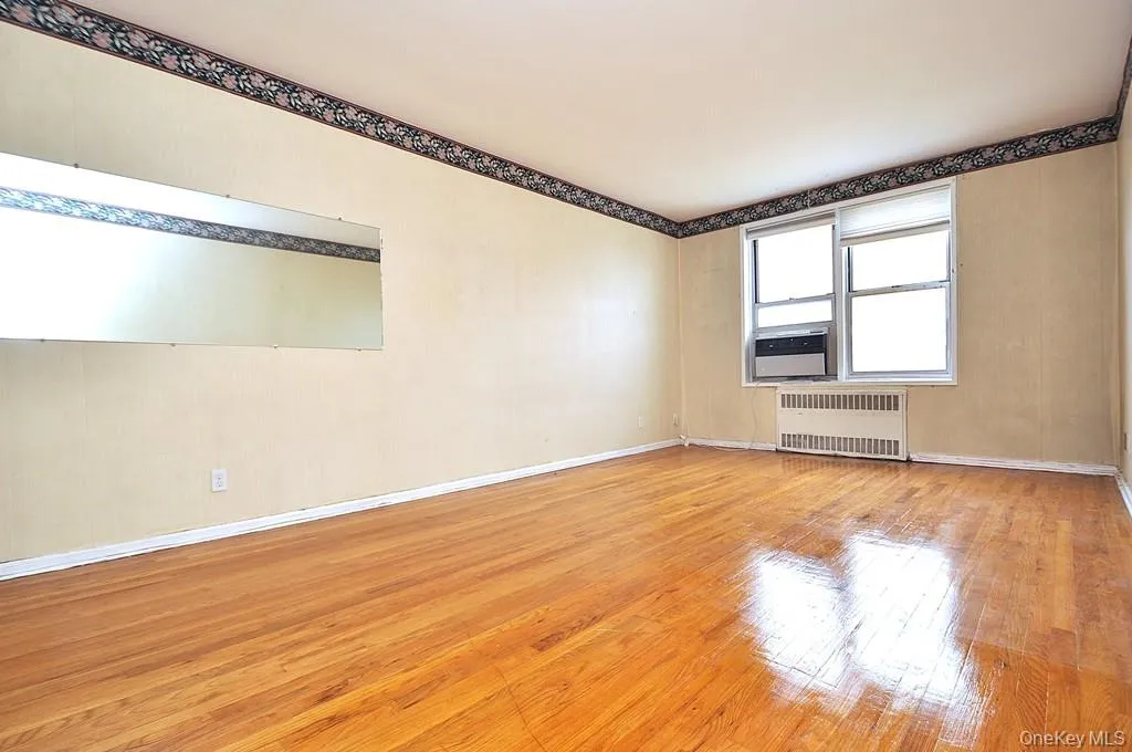 Sunny Living Room has hardwood floors, opens to the dining area and has Hudson River views. The living room is approx. 18'-11" x 11'-3". Sunny Living Room has hardwood floors, opens to the dining area and has Hudson River views. The living room is approx. 18'-11" x 11'-3".