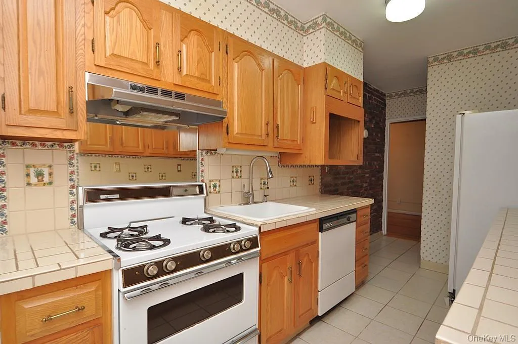 Eat-in kitchen has plenty of cabinets and counter space as well as a dishwasher, range and refrigerator. The kitchen is approx. 21'-7" x 7'-1" Eat-in kitchen has plenty of cabinets and counter space as well as a dishwasher, range and refrigerator. The kitchen is approx. 21'-7" x 7'-1"