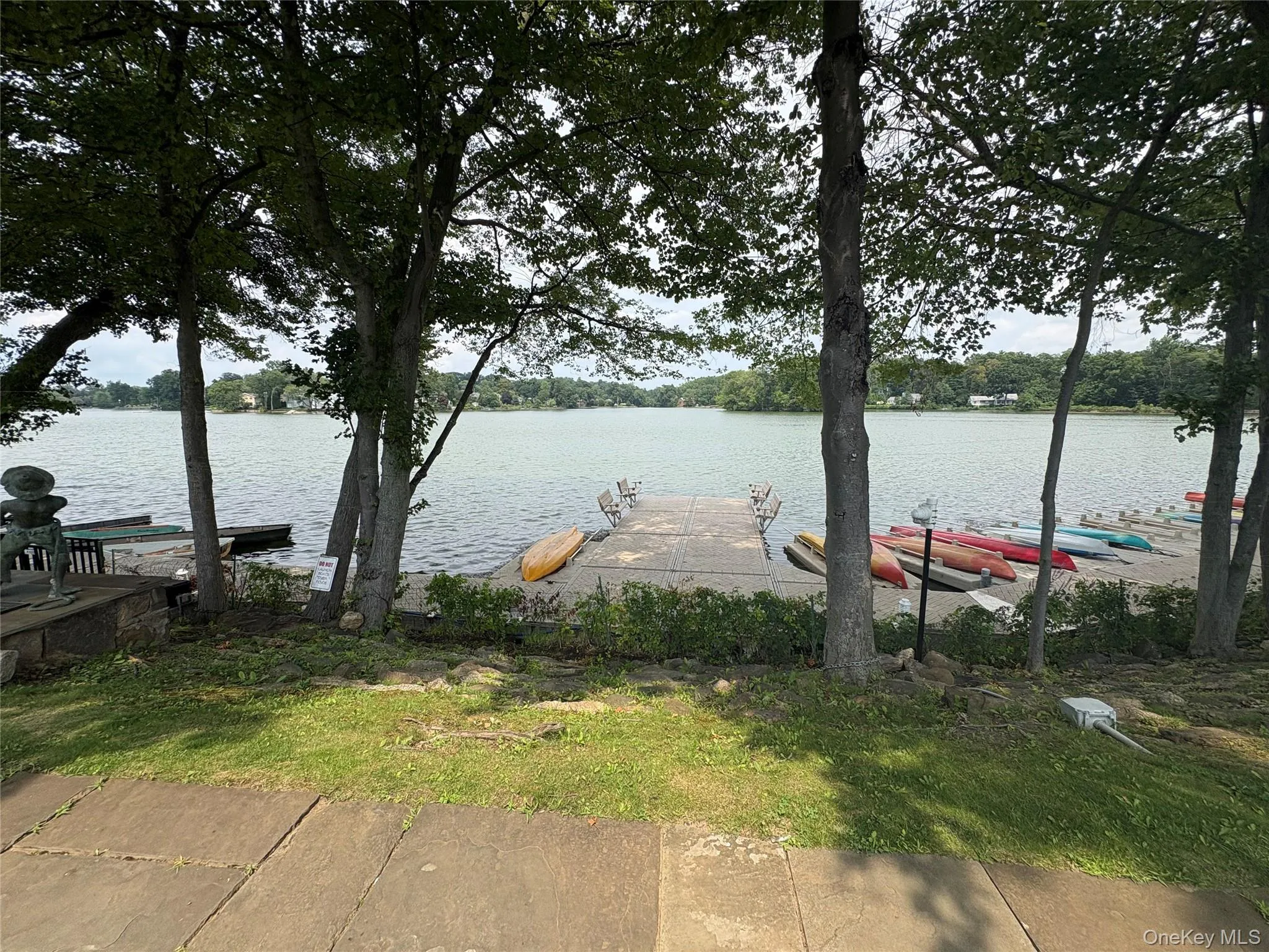 Lake w/ canoes & kayaks Lake w/ canoes & kayaks
