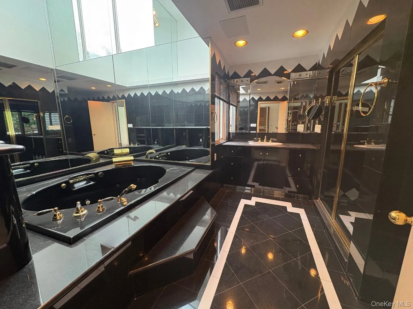Primary Bathroom w/ large walk-in shower & large spa tub Primary Bathroom w/ large walk-in shower & large spa tub