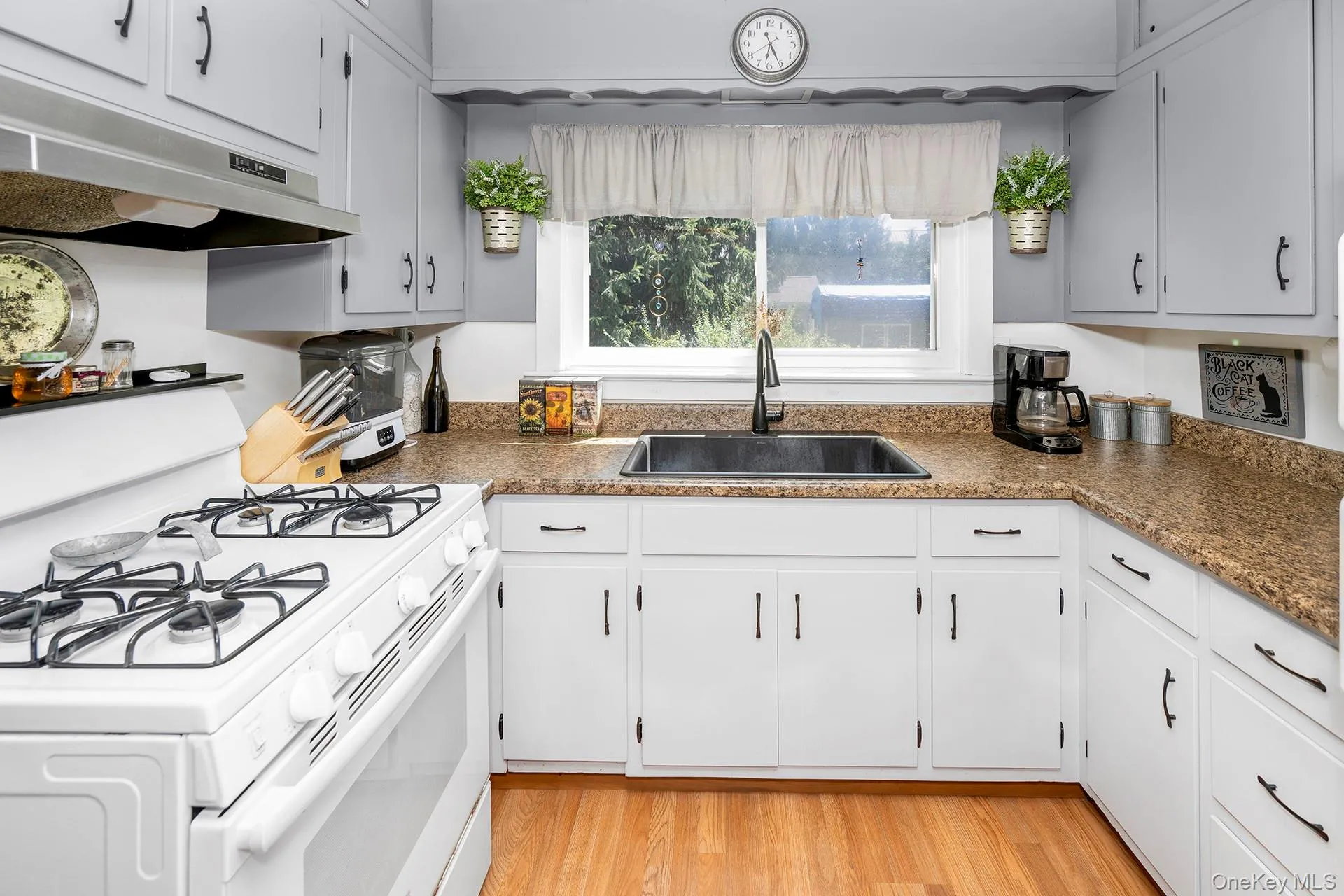 33 North Avenue, Pleasant Valley, NY, 2 Bedrooms Bedrooms, 8 Rooms Rooms,1 BathroomBathrooms,Residential,For Rent,North,0,1038481 33 North Avenue, Pleasant Valley, NY, 2 Bedrooms Bedrooms, 8 Rooms Rooms,1 BathroomBathrooms,Residential,For Rent,North,0,1038481
