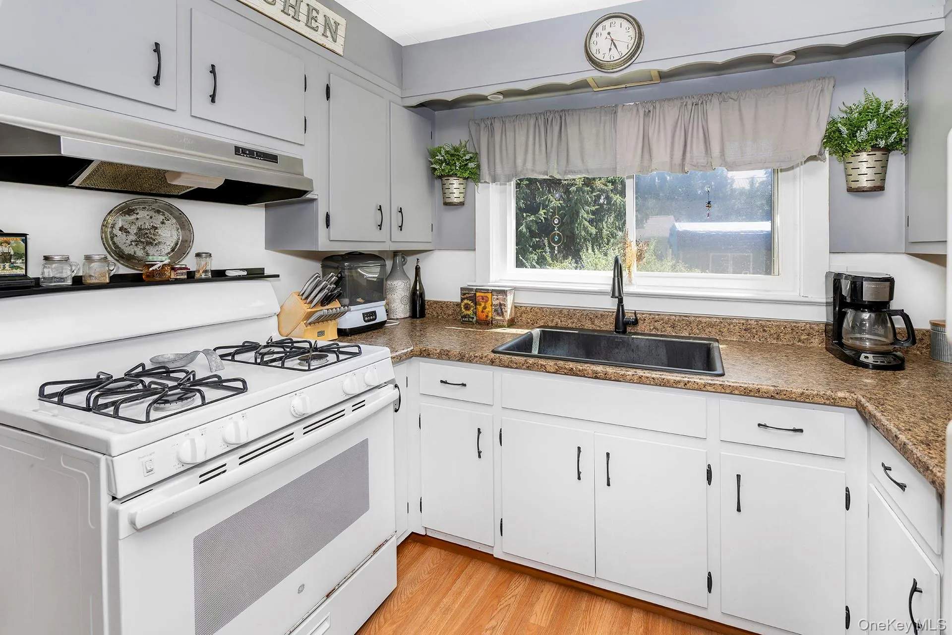 33 North Avenue, Pleasant Valley, NY, 2 Bedrooms Bedrooms, 8 Rooms Rooms,1 BathroomBathrooms,Residential,For Rent,North,0,1038481 33 North Avenue, Pleasant Valley, NY, 2 Bedrooms Bedrooms, 8 Rooms Rooms,1 BathroomBathrooms,Residential,For Rent,North,0,1038481