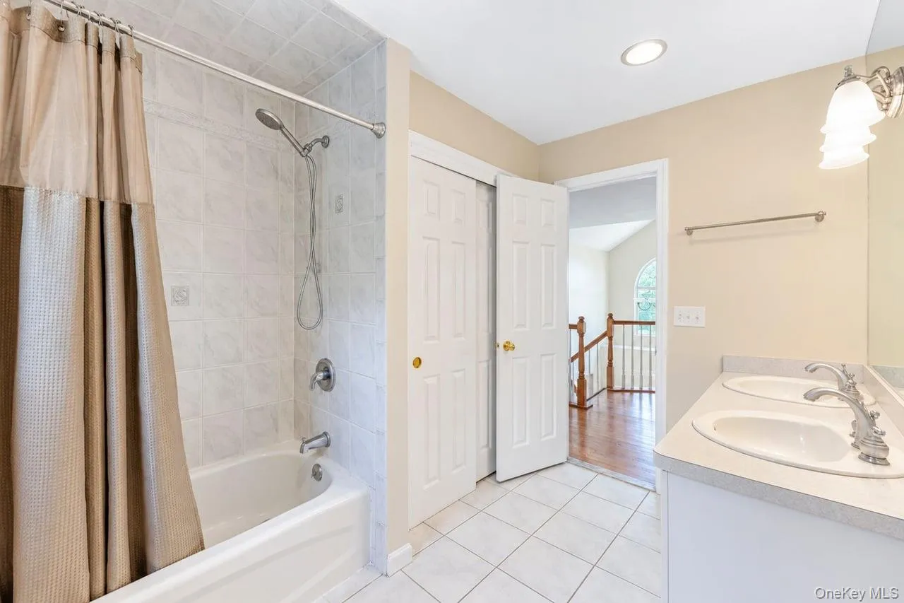 5 Sky View Court, Islip, NY, 5 Bedrooms Bedrooms, 9 Rooms Rooms,3 BathroomsBathrooms,Residential,For Rent,Sky View,0,1038491 5 Sky View Court, Islip, NY, 5 Bedrooms Bedrooms, 9 Rooms Rooms,3 BathroomsBathrooms,Residential,For Rent,Sky View,0,1038491