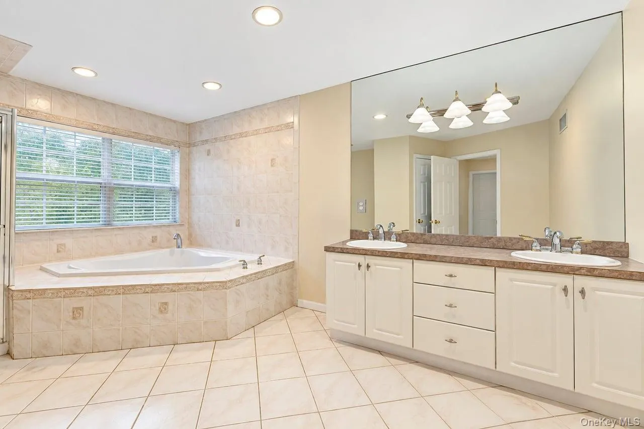 5 Sky View Court, Islip, NY, 5 Bedrooms Bedrooms, 9 Rooms Rooms,3 BathroomsBathrooms,Residential,For Rent,Sky View,0,1038491 5 Sky View Court, Islip, NY, 5 Bedrooms Bedrooms, 9 Rooms Rooms,3 BathroomsBathrooms,Residential,For Rent,Sky View,0,1038491