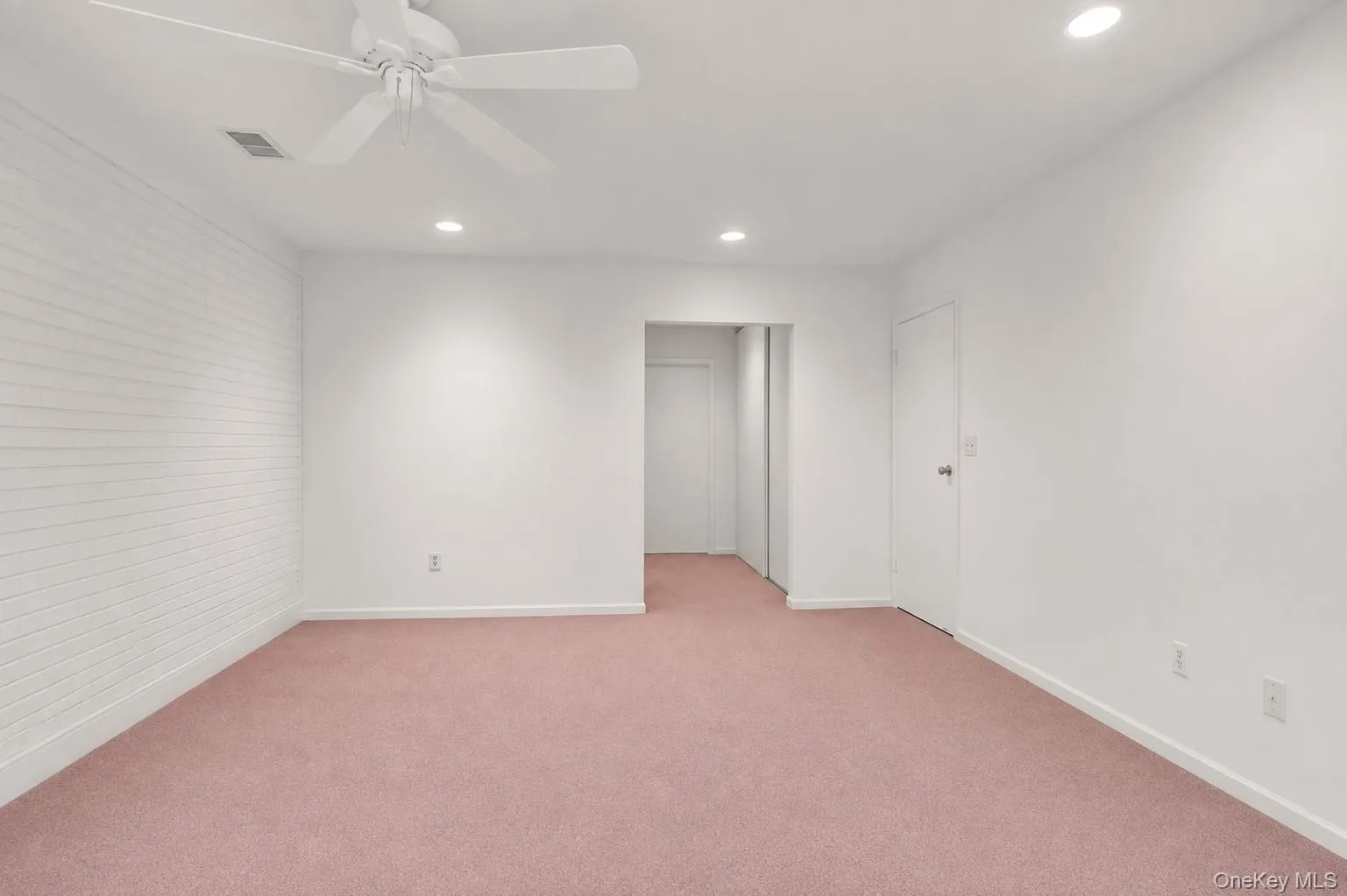 Primary Suite With Walk-In Closet , Double Closet & En-suite Bathroom Primary Suite With Walk-In Closet , Double Closet & En-suite Bathroom