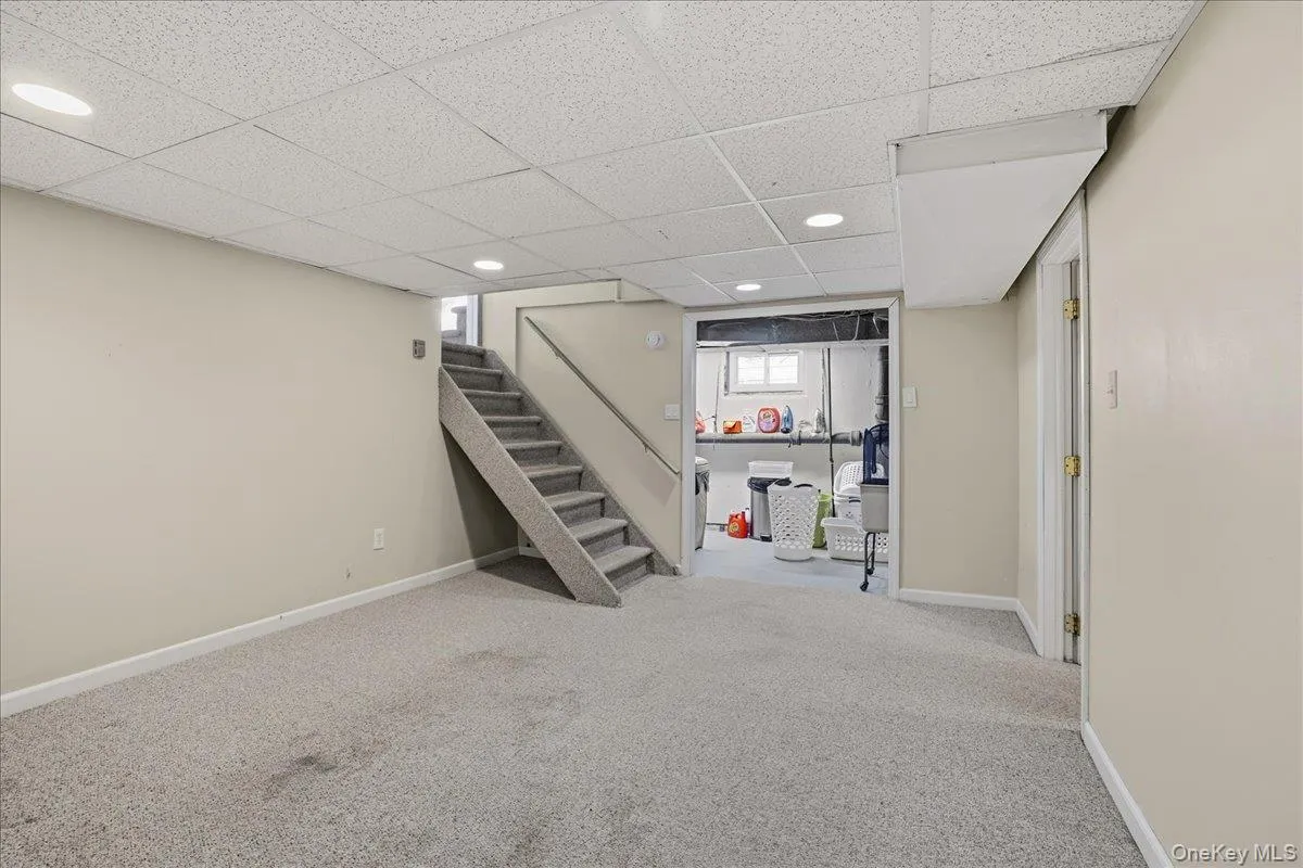 2 6th Avenue, Oyster Bay, NY, 2 Bedrooms Bedrooms, 6 Rooms Rooms,1 BathroomBathrooms,Residential,For Rent,6th,0,1038505 2 6th Avenue, Oyster Bay, NY, 2 Bedrooms Bedrooms, 6 Rooms Rooms,1 BathroomBathrooms,Residential,For Rent,6th,0,1038505