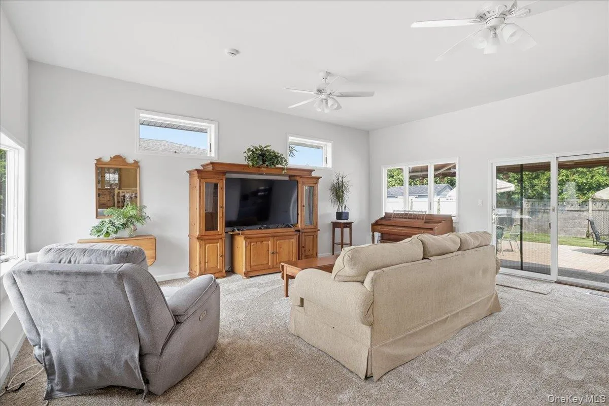 2 6th Avenue, Oyster Bay, NY, 2 Bedrooms Bedrooms, 6 Rooms Rooms,1 BathroomBathrooms,Residential,For Rent,6th,0,1038505 2 6th Avenue, Oyster Bay, NY, 2 Bedrooms Bedrooms, 6 Rooms Rooms,1 BathroomBathrooms,Residential,For Rent,6th,0,1038505