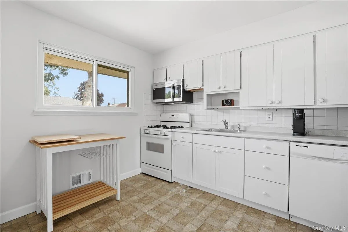 2 6th Avenue, Oyster Bay, NY, 2 Bedrooms Bedrooms, 6 Rooms Rooms,1 BathroomBathrooms,Residential,For Rent,6th,0,1038505 2 6th Avenue, Oyster Bay, NY, 2 Bedrooms Bedrooms, 6 Rooms Rooms,1 BathroomBathrooms,Residential,For Rent,6th,0,1038505