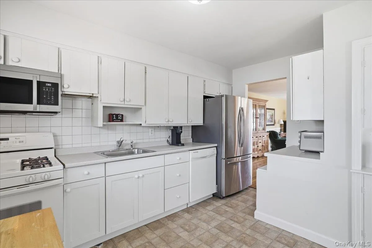 2 6th Avenue, Oyster Bay, NY, 2 Bedrooms Bedrooms, 6 Rooms Rooms,1 BathroomBathrooms,Residential,For Rent,6th,0,1038505 2 6th Avenue, Oyster Bay, NY, 2 Bedrooms Bedrooms, 6 Rooms Rooms,1 BathroomBathrooms,Residential,For Rent,6th,0,1038505