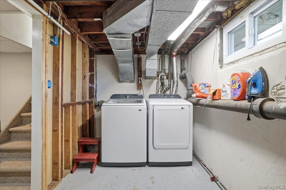 2 6th Avenue, Oyster Bay, NY, 2 Bedrooms Bedrooms, 6 Rooms Rooms,1 BathroomBathrooms,Residential,For Rent,6th,0,1038505 2 6th Avenue, Oyster Bay, NY, 2 Bedrooms Bedrooms, 6 Rooms Rooms,1 BathroomBathrooms,Residential,For Rent,6th,0,1038505