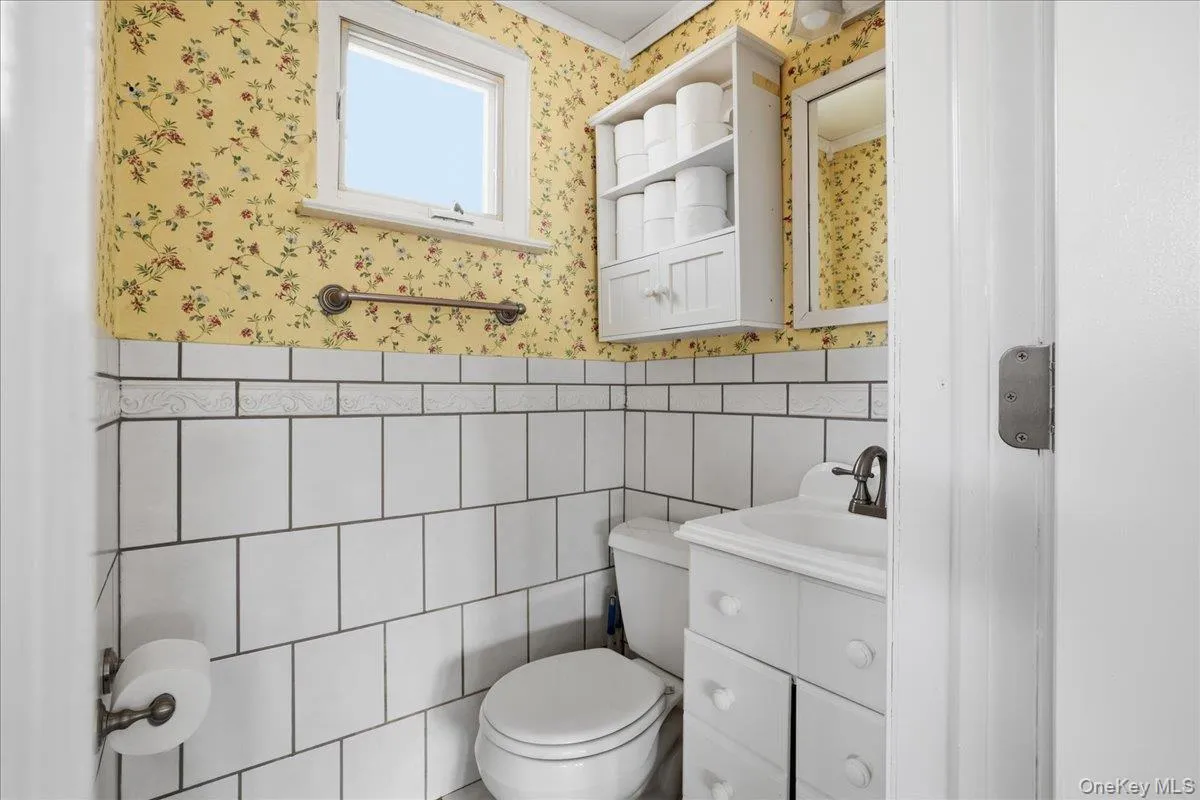 2 6th Avenue, Oyster Bay, NY, 2 Bedrooms Bedrooms, 6 Rooms Rooms,1 BathroomBathrooms,Residential,For Rent,6th,0,1038505 2 6th Avenue, Oyster Bay, NY, 2 Bedrooms Bedrooms, 6 Rooms Rooms,1 BathroomBathrooms,Residential,For Rent,6th,0,1038505