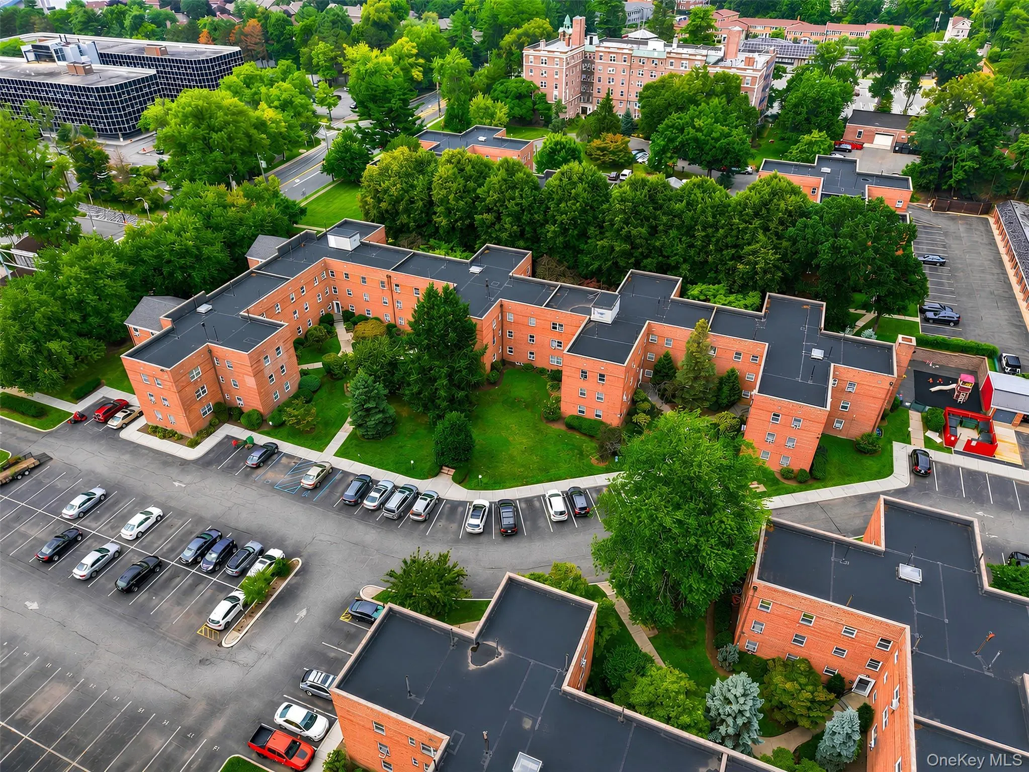 Garden style complex with tons of parking and playground Garden style complex with tons of parking and playground