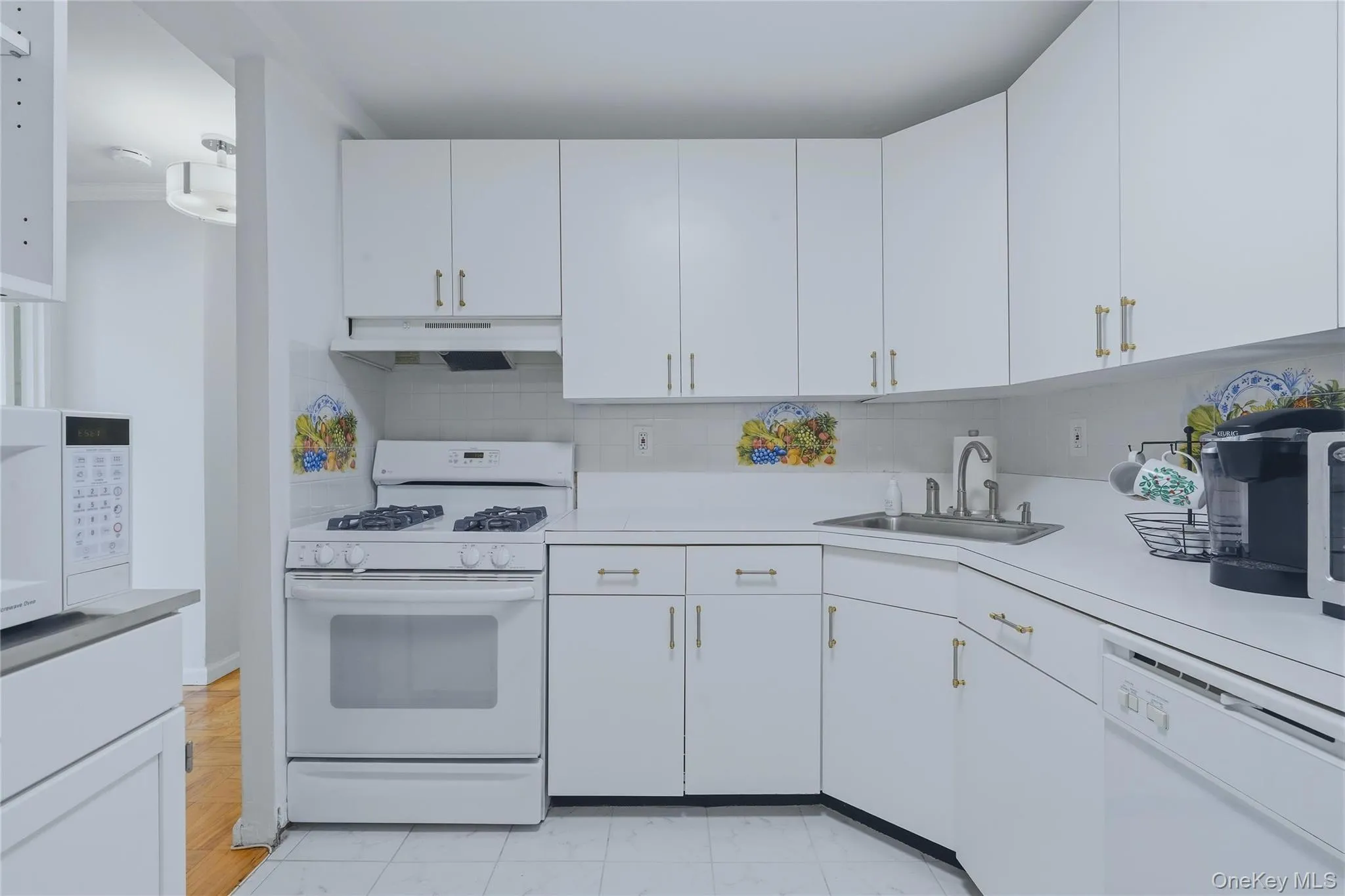 lots of cupboard and good counterspace in the kitchen lots of cupboard and good counterspace in the kitchen
