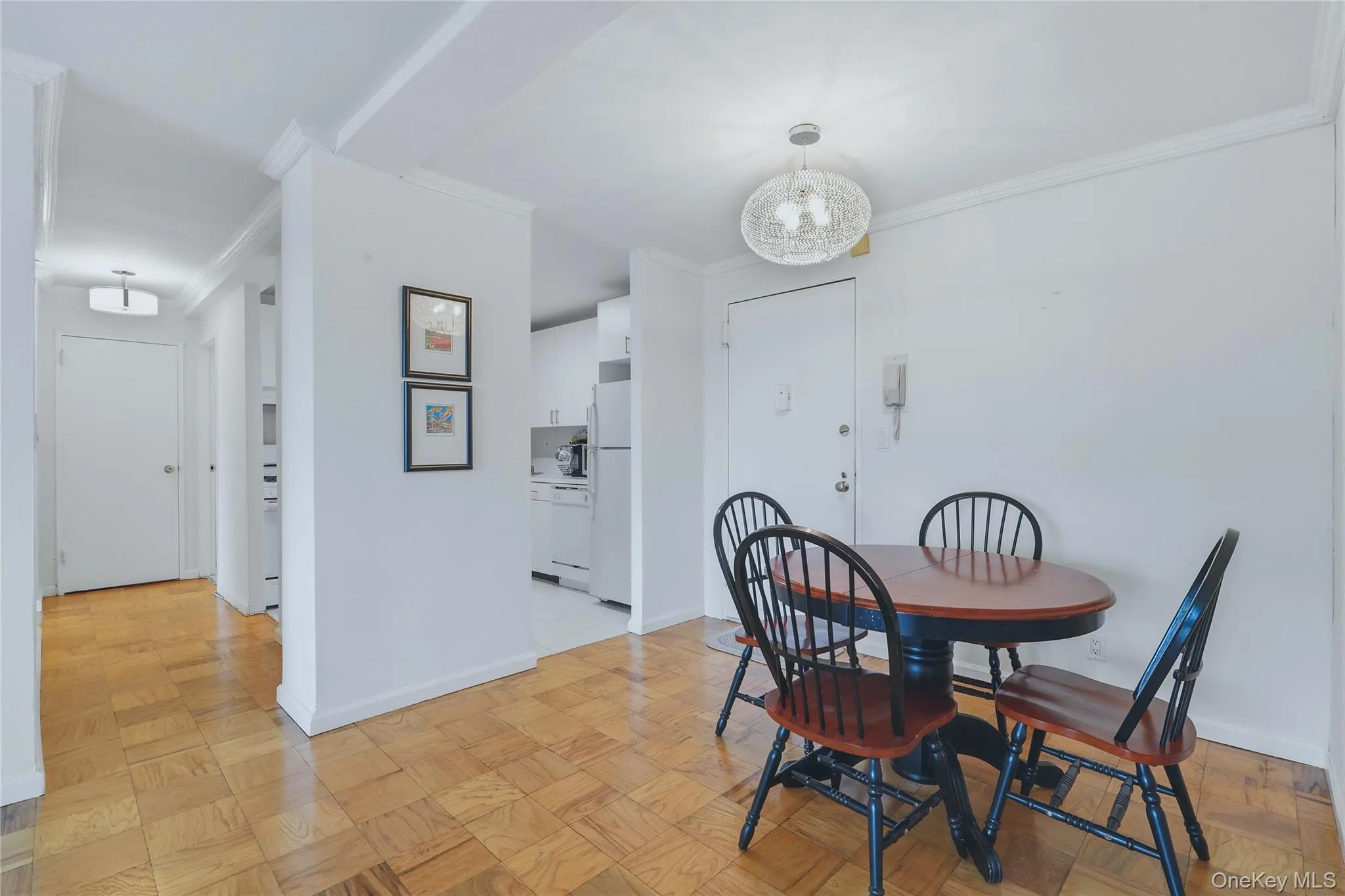 Entry foyer opens int spacious dining area. Entry foyer opens int spacious dining area.