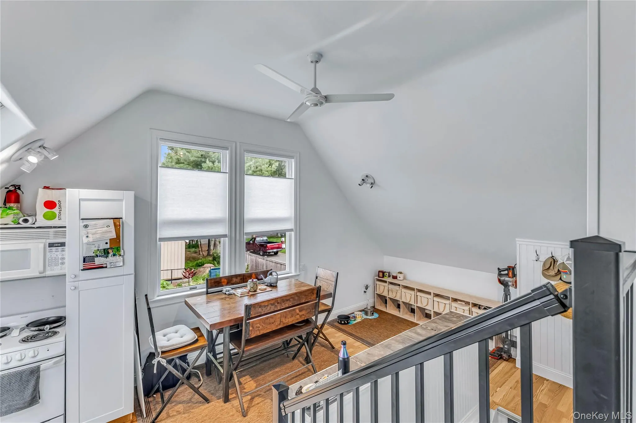 Ideal living space for guests, family, or an executive office. Ideal living space for guests, family, or an executive office.