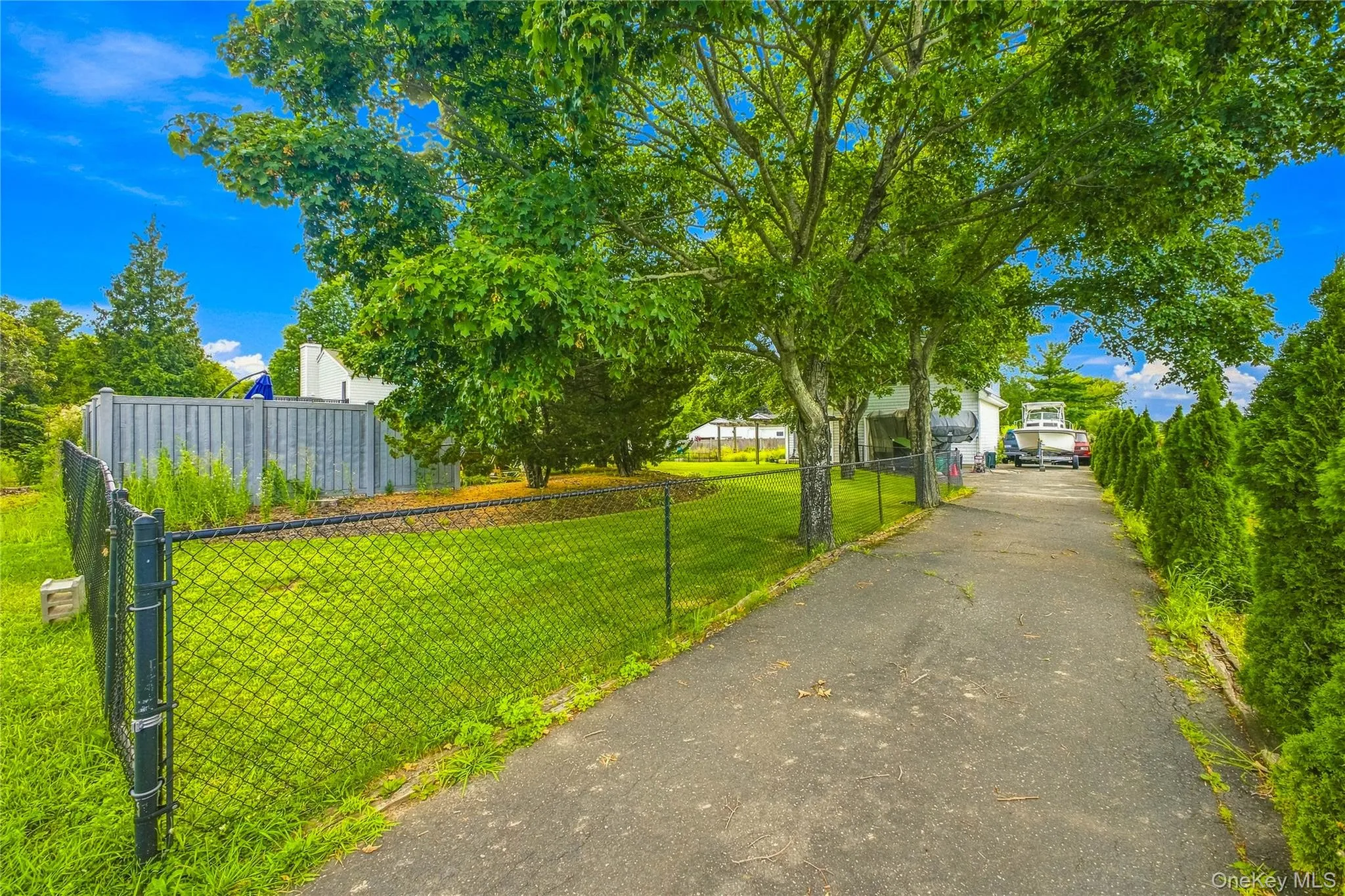Private driveway for the guest cottage—quiet, convenient parking. Private driveway for the guest cottage—quiet, convenient parking.