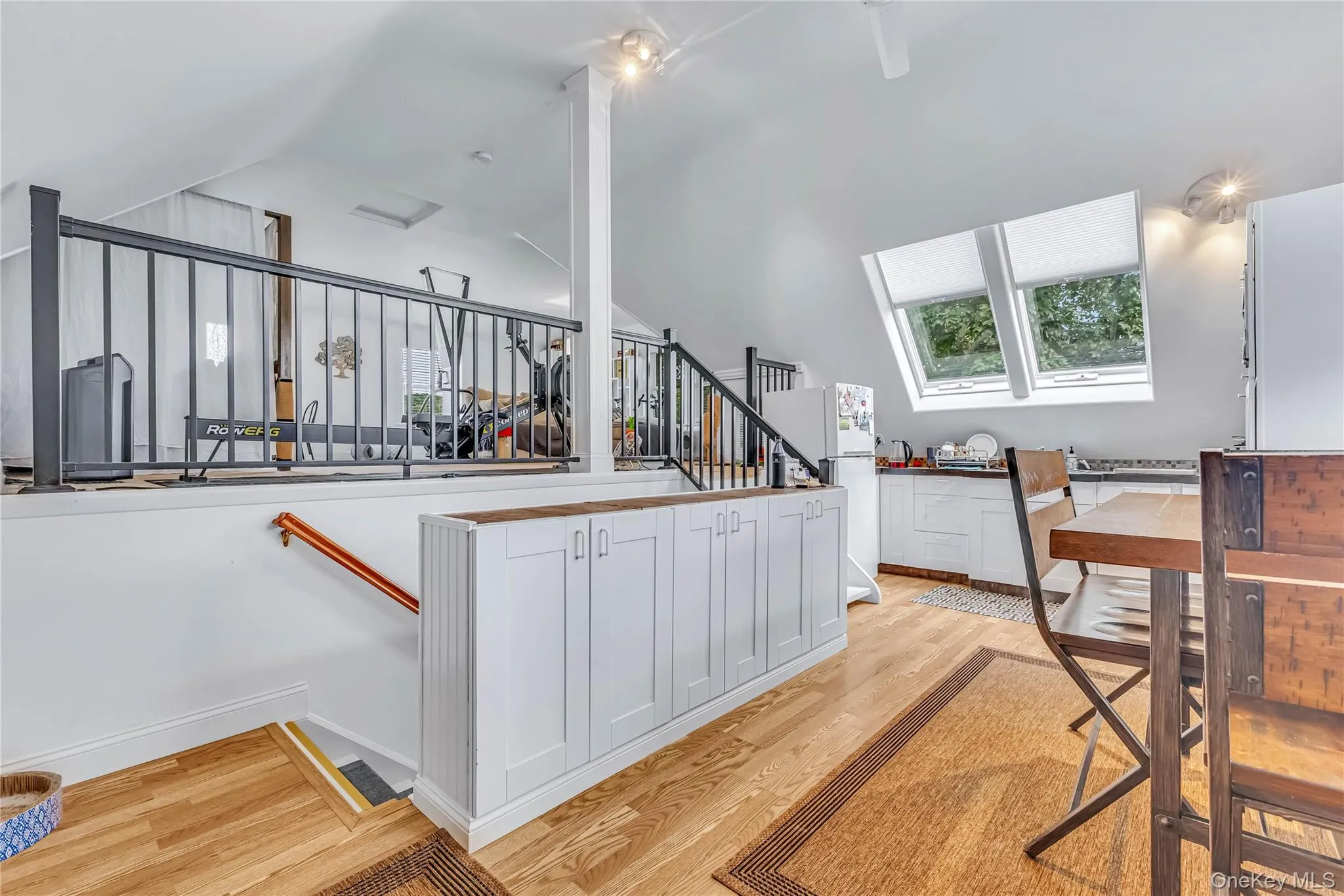 Sunny & bright with skylight studio. Sunny & bright with skylight studio.