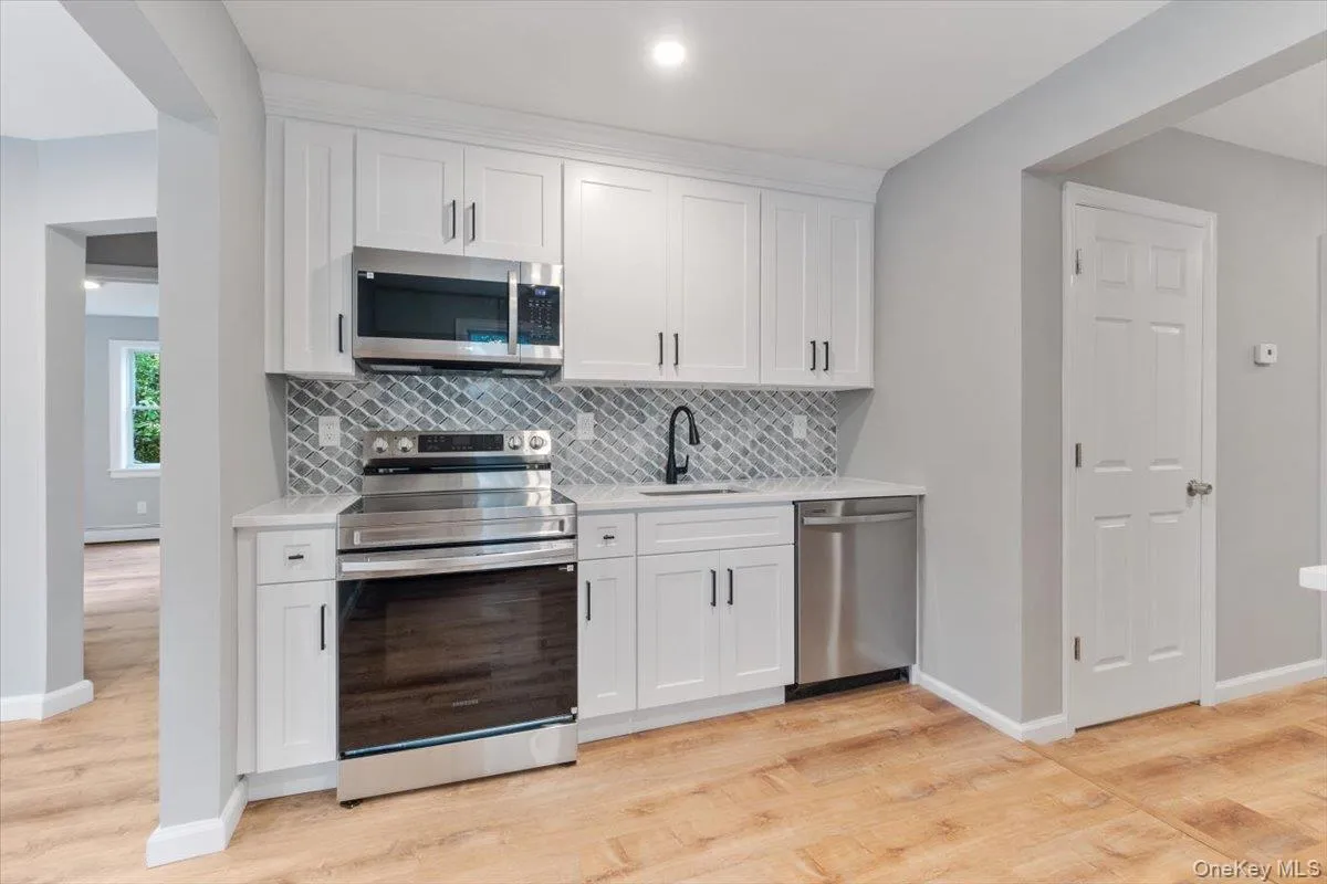 685 Horseblock Road, Brookhaven, NY, 3 Bedrooms Bedrooms, 7 Rooms Rooms,2 BathroomsBathrooms,Residential,For Rent,Horseblock,0,1038543 685 Horseblock Road, Brookhaven, NY, 3 Bedrooms Bedrooms, 7 Rooms Rooms,2 BathroomsBathrooms,Residential,For Rent,Horseblock,0,1038543