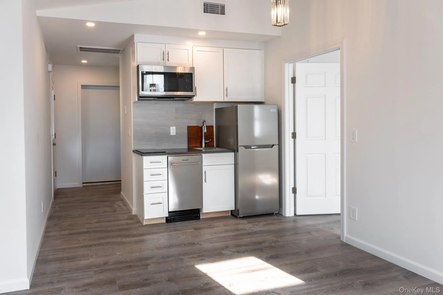 43 N Midland Avenue, Orangetown, NY, 1 Bedroom Bedrooms, 3 Rooms Rooms,1 BathroomBathrooms,Residential Lease,For Rent,N Midland,0,1038551 43 N Midland Avenue, Orangetown, NY, 1 Bedroom Bedrooms, 3 Rooms Rooms,1 BathroomBathrooms,Residential Lease,For Rent,N Midland,0,1038551