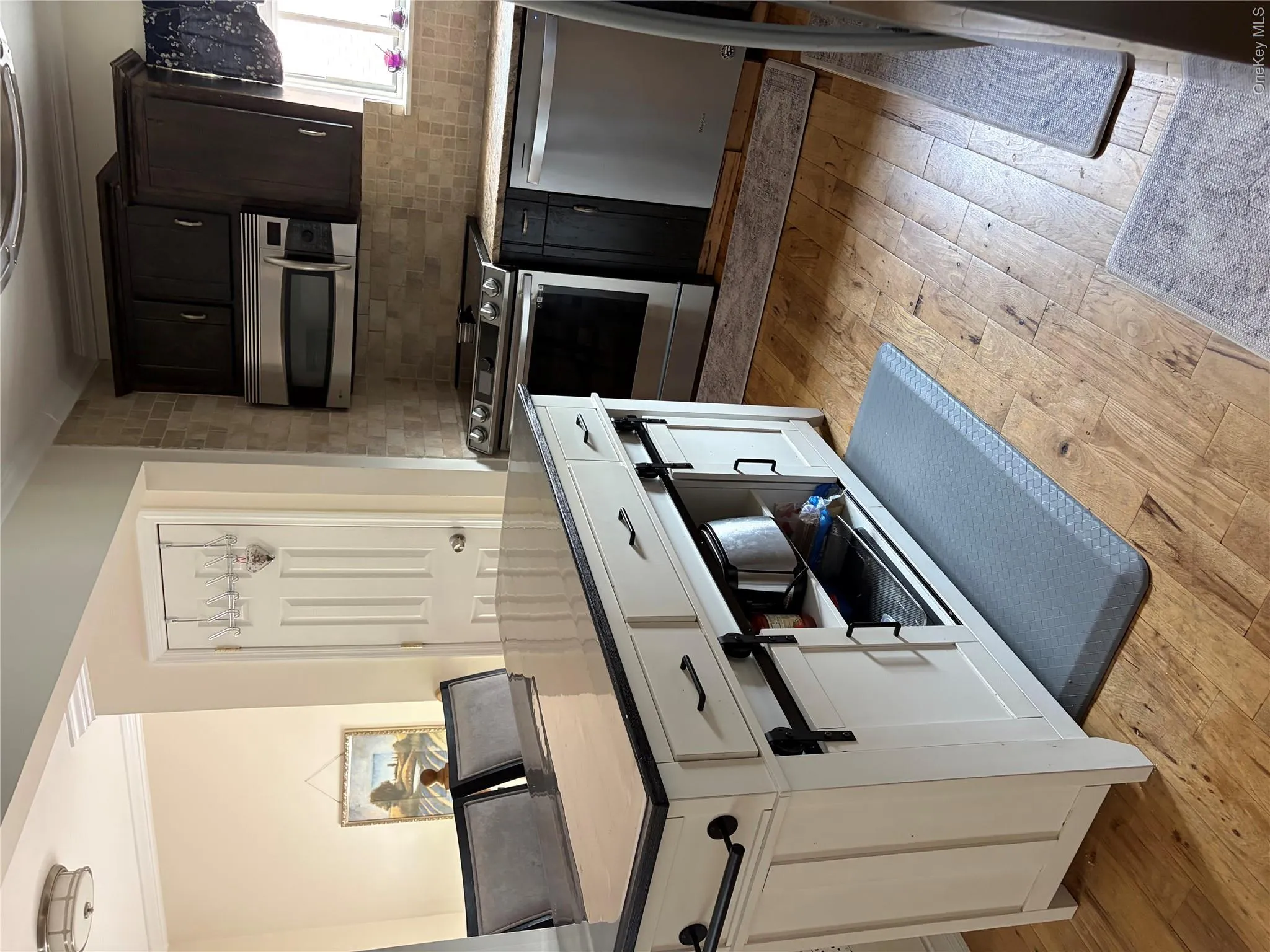 Showing Kitchen Island Showing Kitchen Island