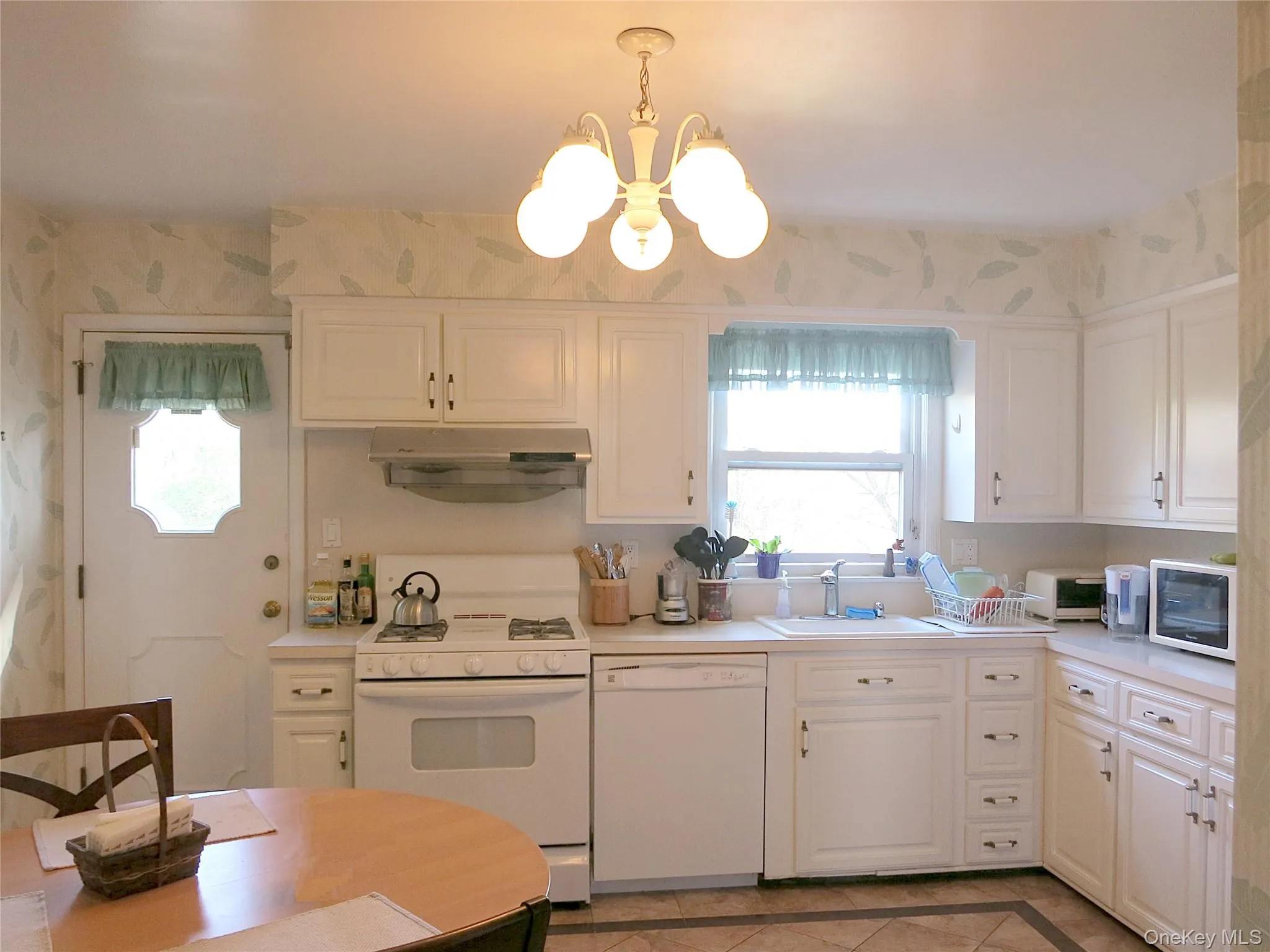 174 Waverly Road, New Rochelle, NY, 4 Bedrooms Bedrooms, 8 Rooms Rooms,3 BathroomsBathrooms,Residential Lease,For Rent,Waverly,0,1038609 174 Waverly Road, New Rochelle, NY, 4 Bedrooms Bedrooms, 8 Rooms Rooms,3 BathroomsBathrooms,Residential Lease,For Rent,Waverly,0,1038609