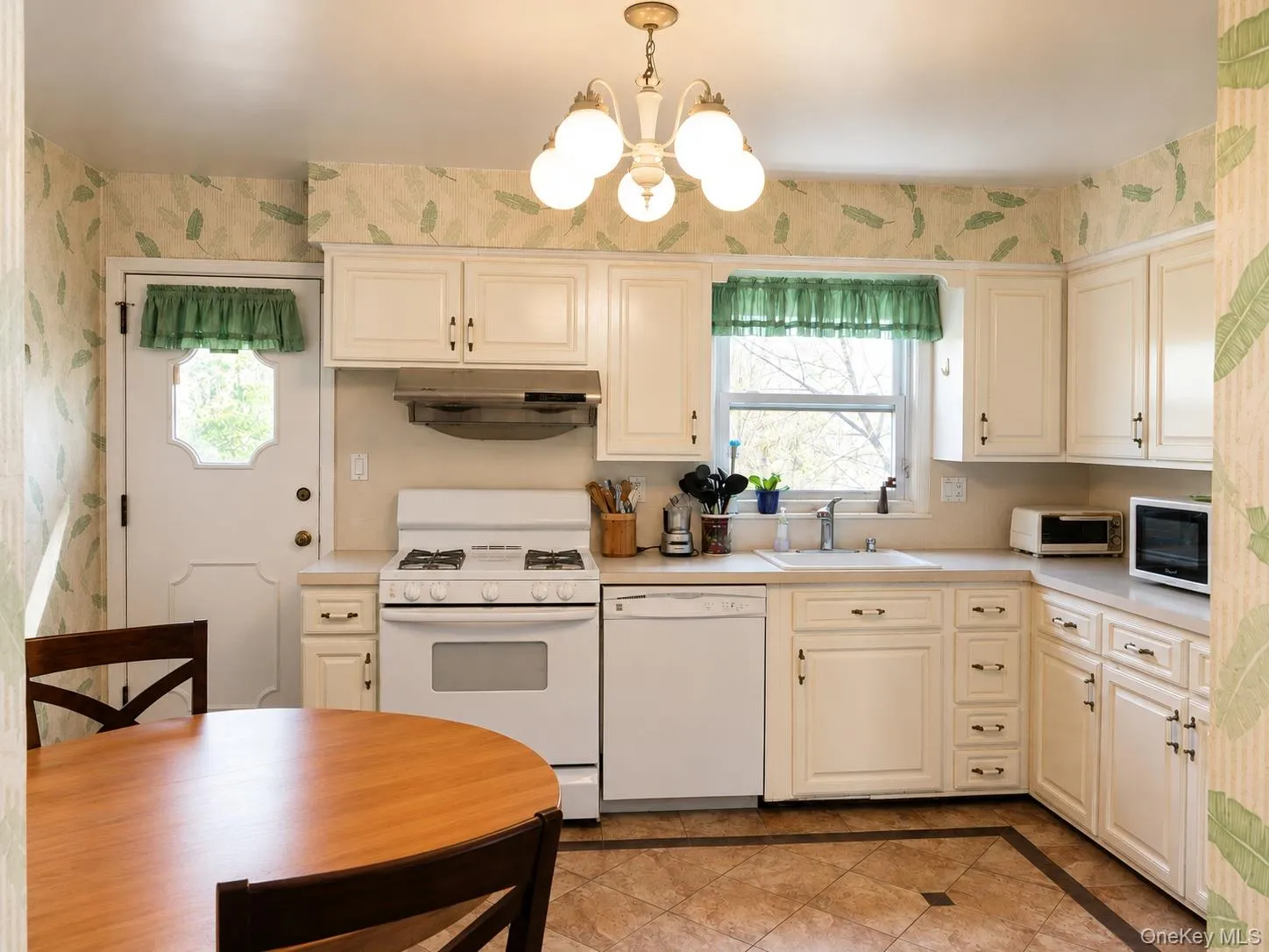 174 Waverly Road, New Rochelle, NY, 4 Bedrooms Bedrooms, 8 Rooms Rooms,3 BathroomsBathrooms,Residential Lease,For Rent,Waverly,0,1038609 174 Waverly Road, New Rochelle, NY, 4 Bedrooms Bedrooms, 8 Rooms Rooms,3 BathroomsBathrooms,Residential Lease,For Rent,Waverly,0,1038609