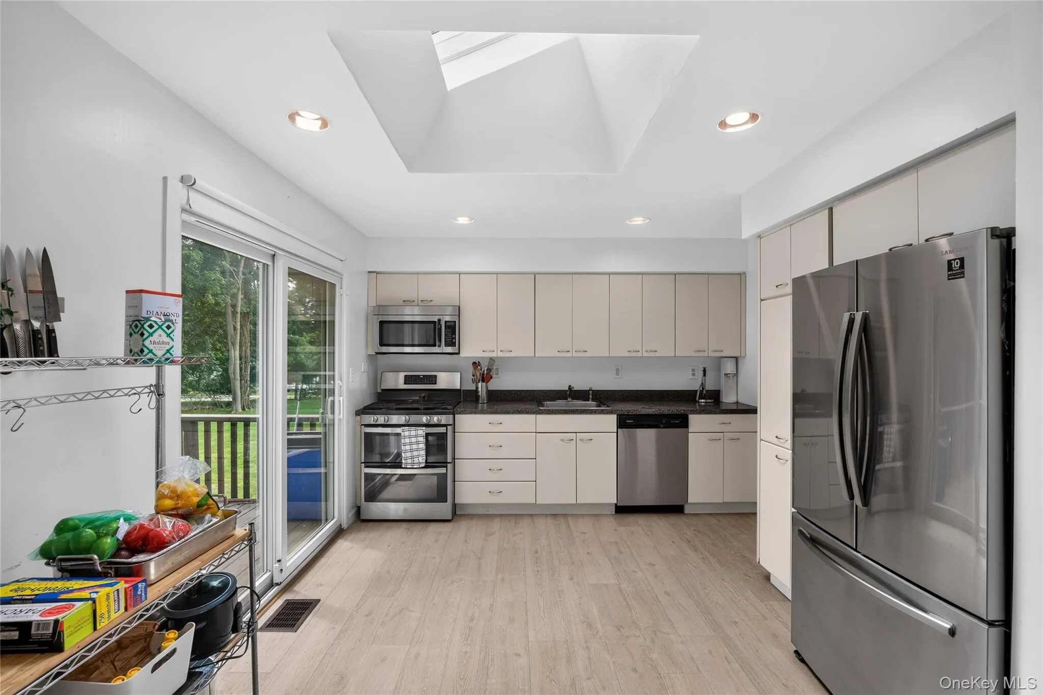 Bright, spacious kitchen Bright, spacious kitchen