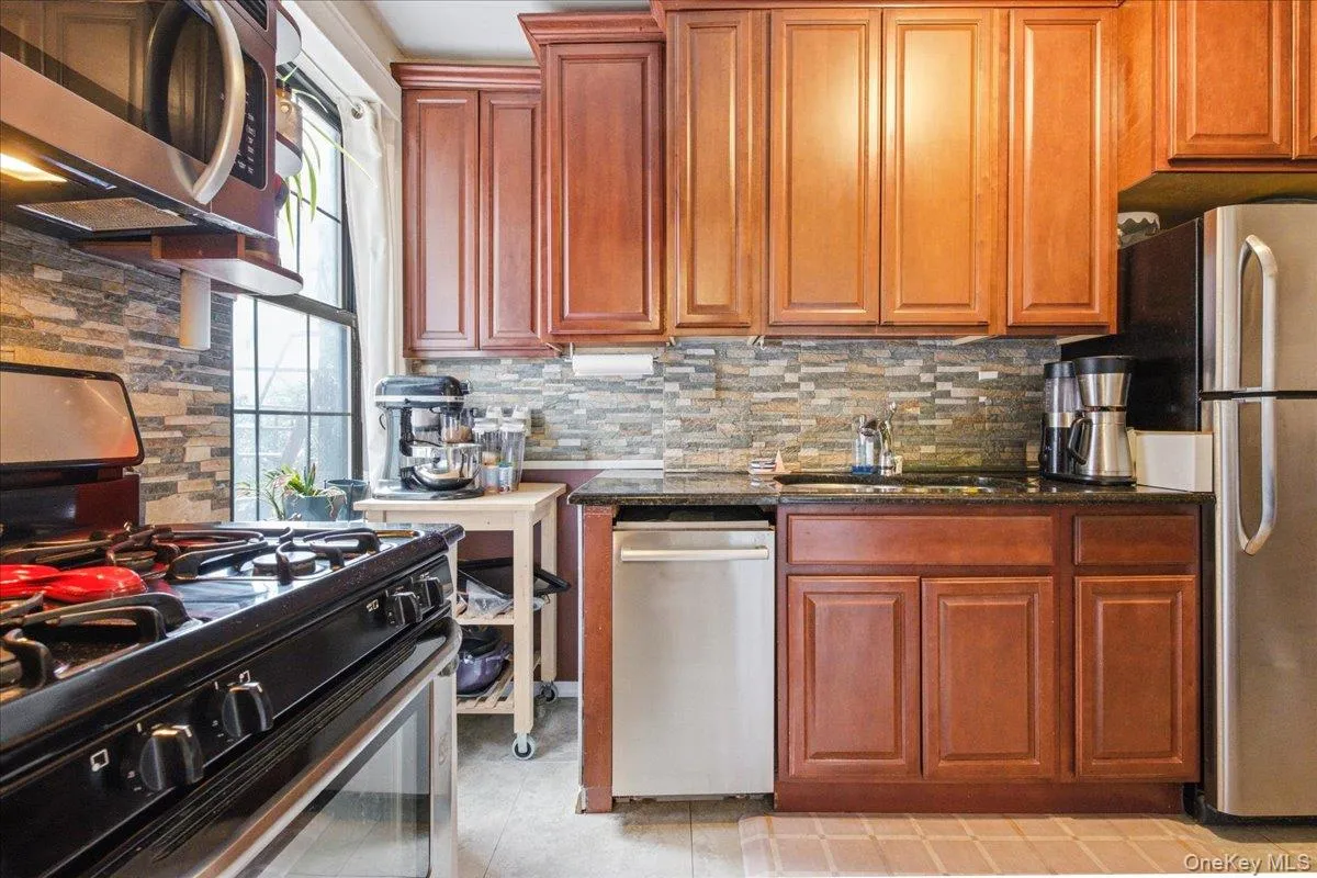 68-12 Burns Street, New York, NY, 2 Bedrooms Bedrooms, 5 Rooms Rooms,1 BathroomBathrooms,Residential,For Rent,Burns,0,1038611 68-12 Burns Street, New York, NY, 2 Bedrooms Bedrooms, 5 Rooms Rooms,1 BathroomBathrooms,Residential,For Rent,Burns,0,1038611