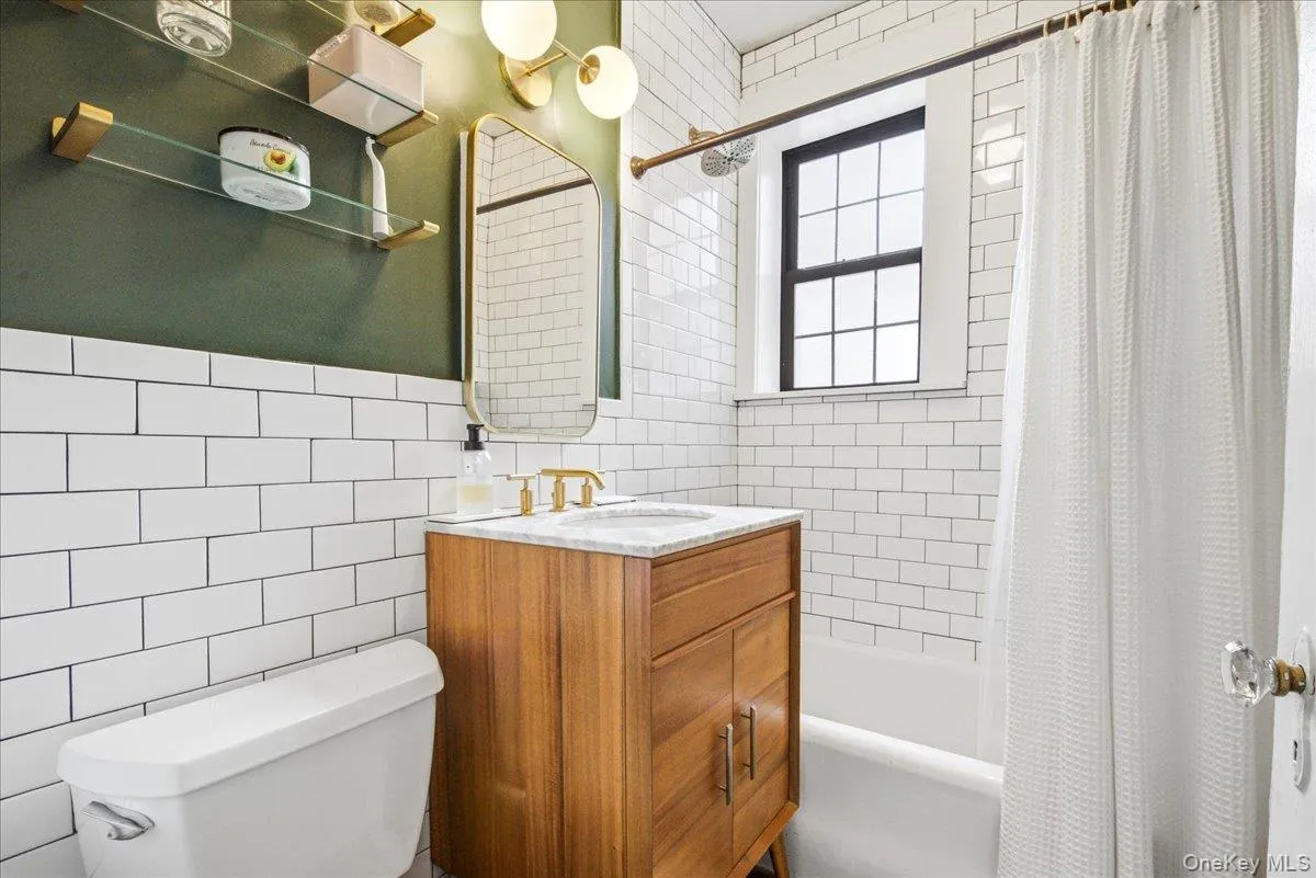 68-12 Burns Street, New York, NY, 2 Bedrooms Bedrooms, 5 Rooms Rooms,1 BathroomBathrooms,Residential,For Rent,Burns,0,1038611 68-12 Burns Street, New York, NY, 2 Bedrooms Bedrooms, 5 Rooms Rooms,1 BathroomBathrooms,Residential,For Rent,Burns,0,1038611