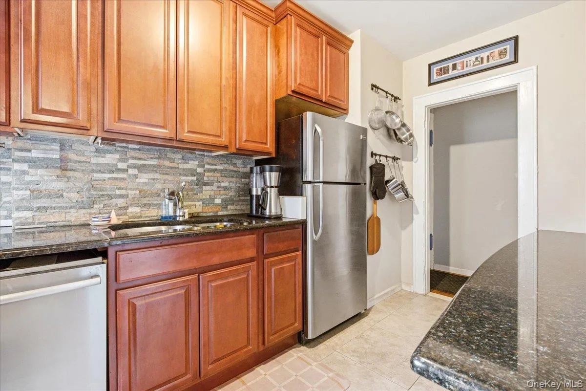 68-12 Burns Street, New York, NY, 2 Bedrooms Bedrooms, 5 Rooms Rooms,1 BathroomBathrooms,Residential,For Rent,Burns,0,1038611 68-12 Burns Street, New York, NY, 2 Bedrooms Bedrooms, 5 Rooms Rooms,1 BathroomBathrooms,Residential,For Rent,Burns,0,1038611