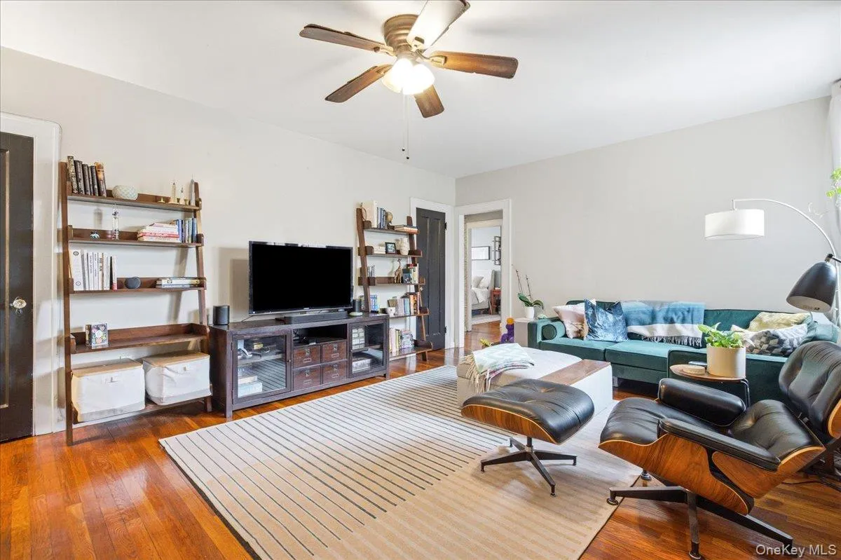 68-12 Burns Street, New York, NY, 2 Bedrooms Bedrooms, 5 Rooms Rooms,1 BathroomBathrooms,Residential,For Rent,Burns,0,1038611 68-12 Burns Street, New York, NY, 2 Bedrooms Bedrooms, 5 Rooms Rooms,1 BathroomBathrooms,Residential,For Rent,Burns,0,1038611