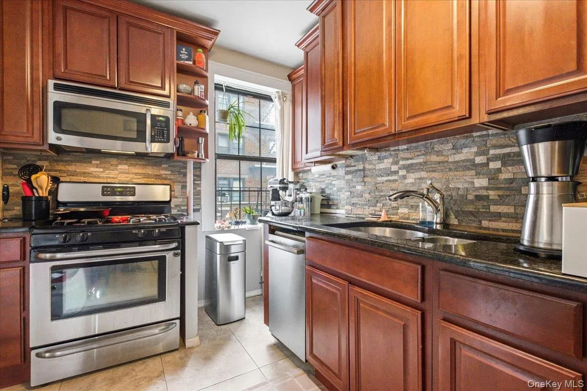 68-12 Burns Street, New York, NY, 2 Bedrooms Bedrooms, 5 Rooms Rooms,1 BathroomBathrooms,Residential,For Rent,Burns,0,1038611 68-12 Burns Street, New York, NY, 2 Bedrooms Bedrooms, 5 Rooms Rooms,1 BathroomBathrooms,Residential,For Rent,Burns,0,1038611