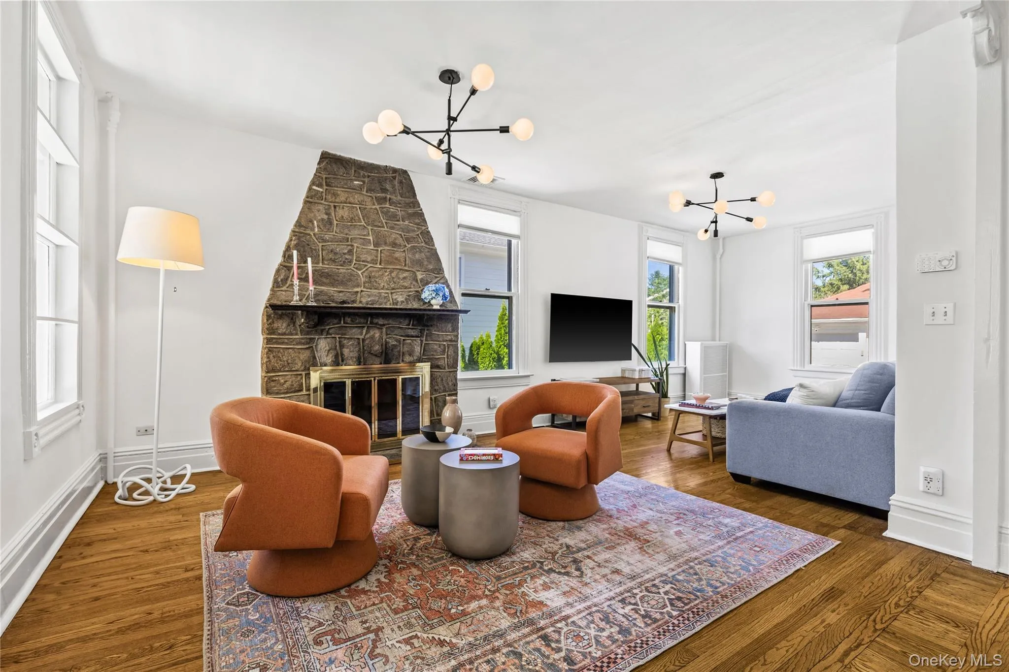 Airy and light LR w/ 9 ft ceilings and a striking stone fireplace Airy and light LR w/ 9 ft ceilings and a striking stone fireplace