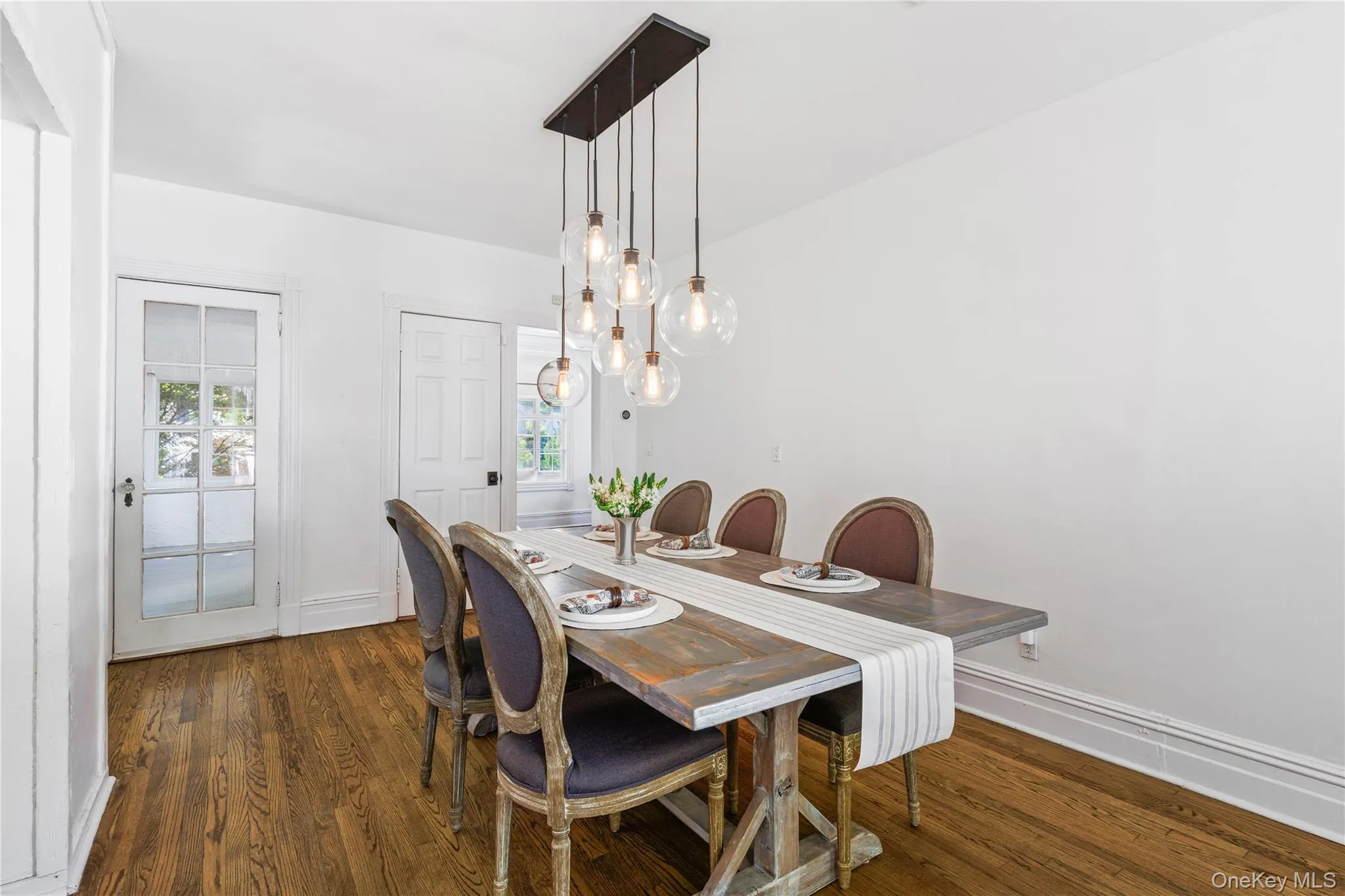 9 ft ceilings in this Formal DR 9 ft ceilings in this Formal DR