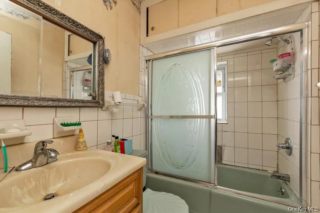 190-26 118th Avenue, New York, NY, 3 Bedrooms Bedrooms, 8 Rooms Rooms,2 BathroomsBathrooms,Residential,For Rent,118th,0,1038624 190-26 118th Avenue, New York, NY, 3 Bedrooms Bedrooms, 8 Rooms Rooms,2 BathroomsBathrooms,Residential,For Rent,118th,0,1038624