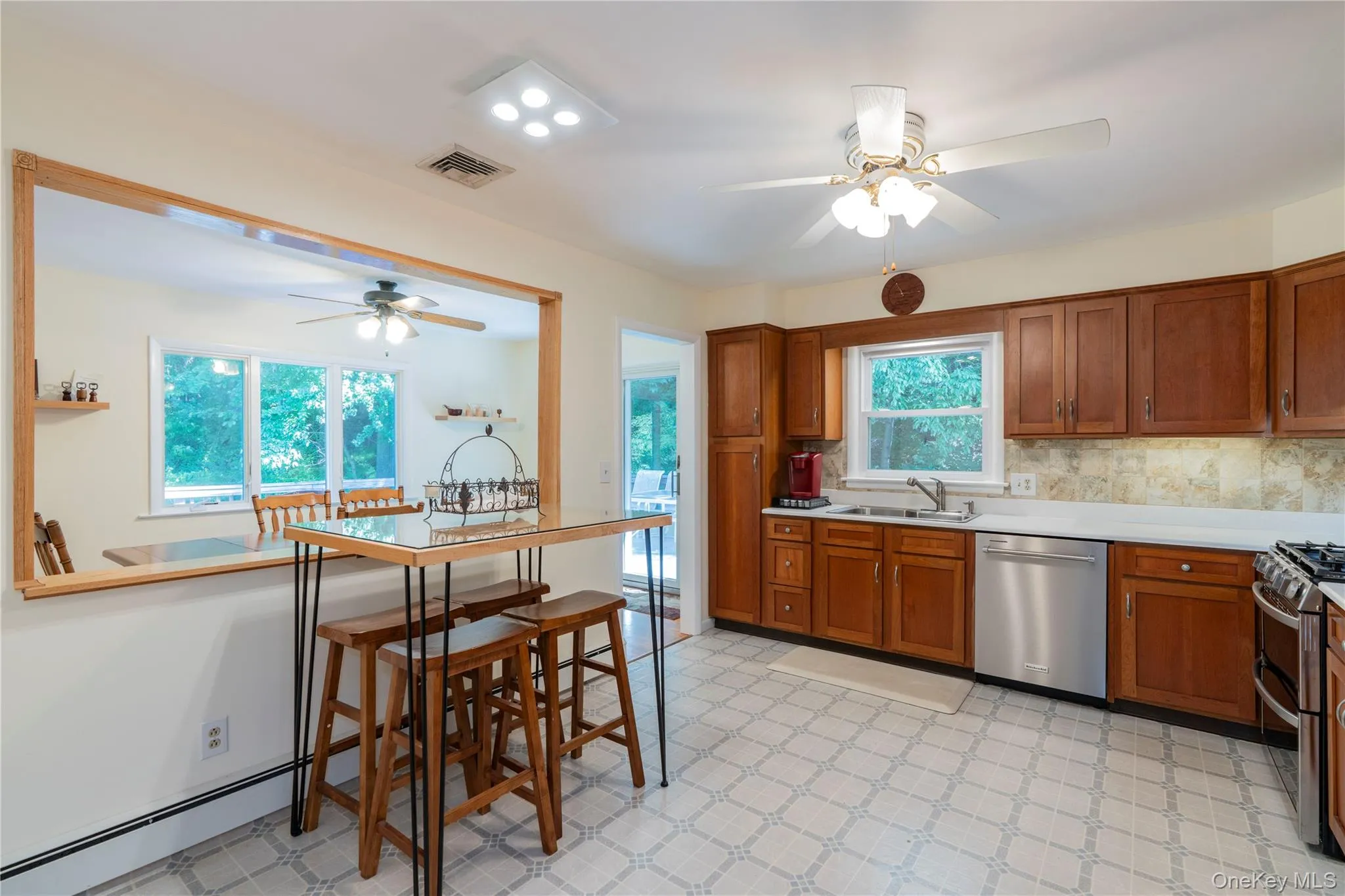 Open Kitchen floor plan with an eat-in area Open Kitchen floor plan with an eat-in area