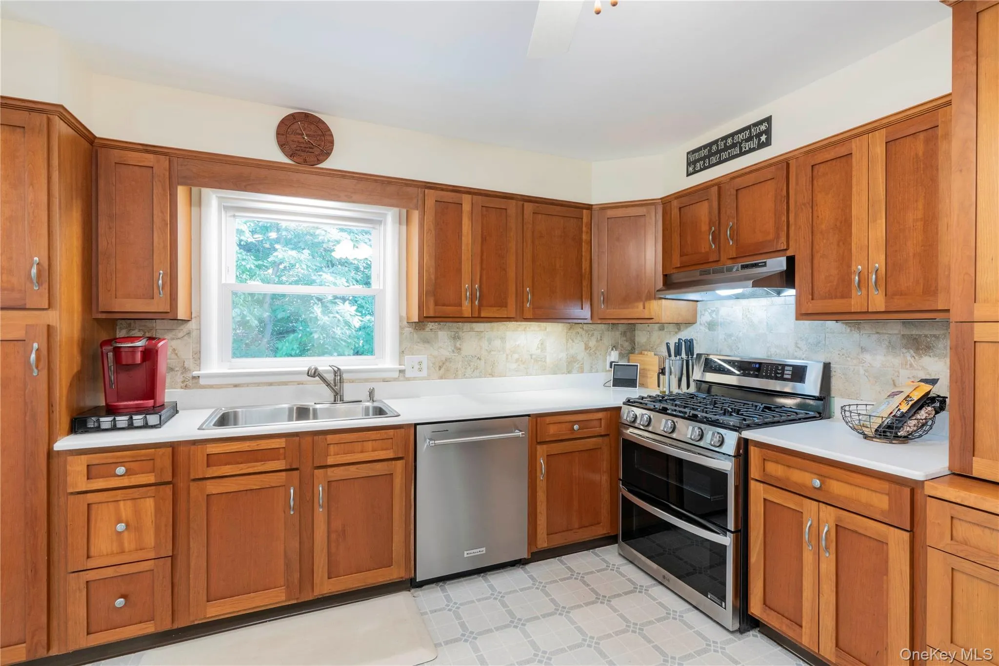 Beautiful Hickory Cabinets in the kitchen with great storage. Stainless steel appliances Beautiful Hickory Cabinets in the kitchen with great storage. Stainless steel appliances