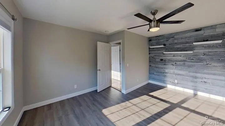 2nd view of this BIG spotless bedroom! 2nd view of this BIG spotless bedroom!